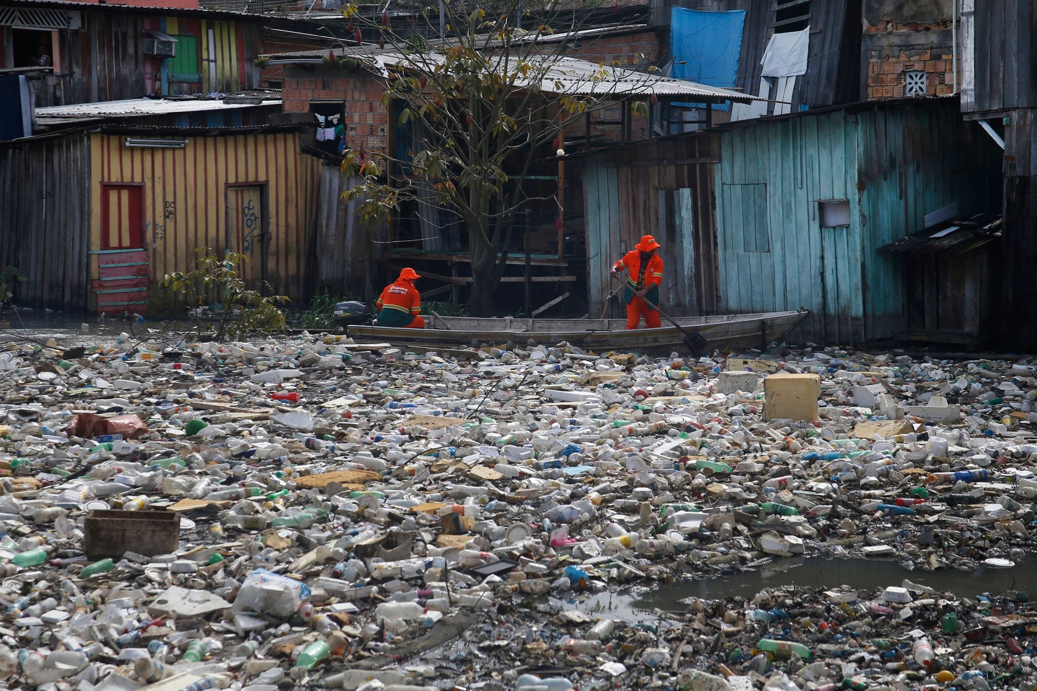 Plastikmüll schwimmt auf dem Fluss Negro im brasilianischen Manaus.