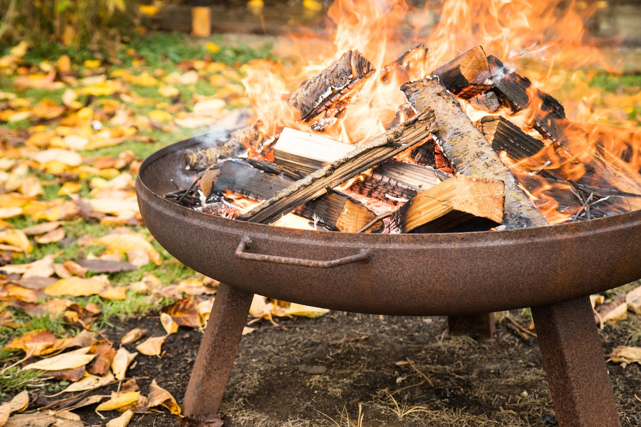 Am besten in einer Feuerschale - Während man kuschelig warm am Lagerfeuer sitzt, sollte die Sicherheit an erster Stelle stehen.