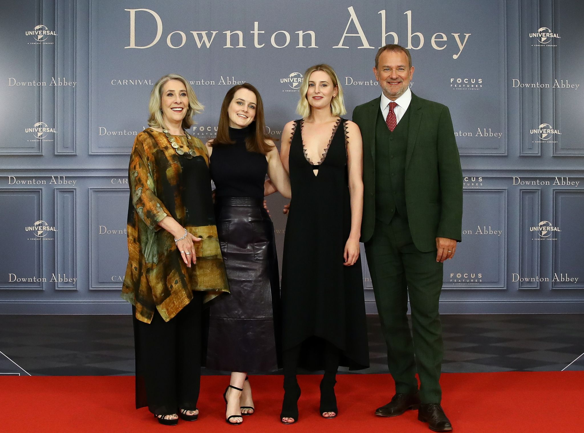 Die Schauspieler Phyllis Logan (l-r), Sophie McShera, Laura Carmichael und Hugh Bonneville bei einem Fototermin zum Kinostart des Films "Downton Abbey".