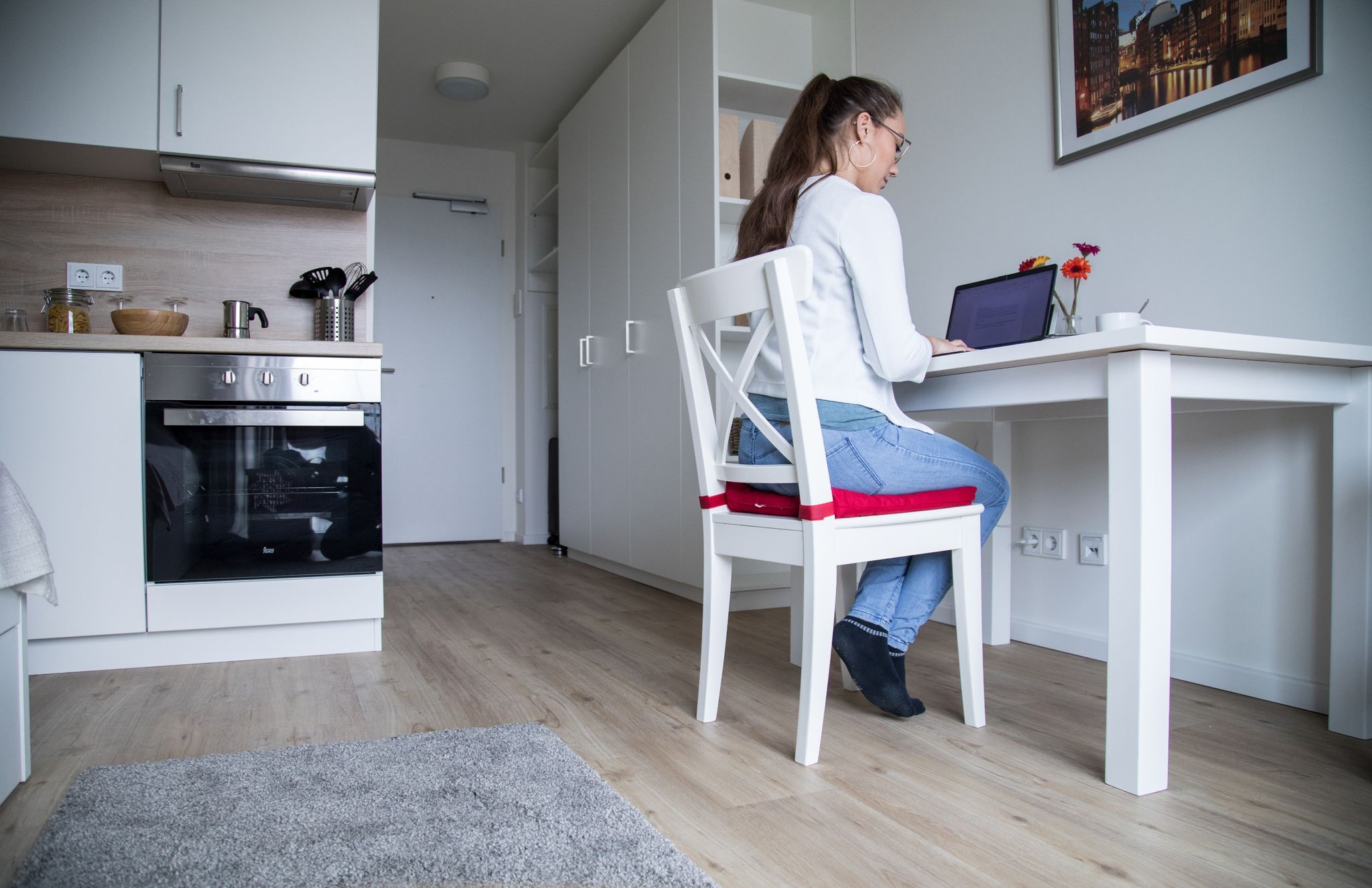 Eine Einliegerwohnung muss in jedem Fall eine Kochgelegenheit und ein Bad mit WC haben, sodass alle privaten Wohnabläufe möglich sind.