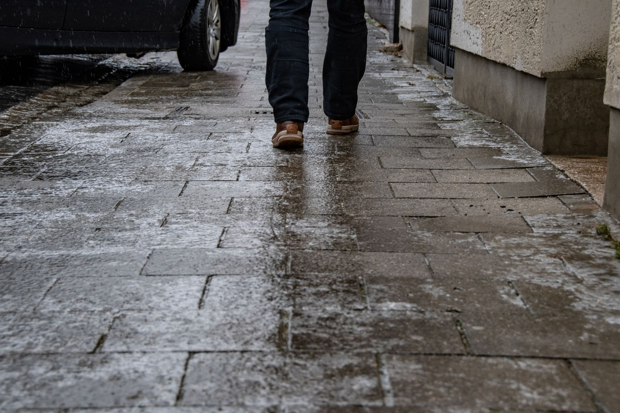 Werden vereiste Gehwege nicht gestreut, machen Eigentümerinnen und Eigentümer sich schadenersatzpflichtig, sollten Passanten stürzen.