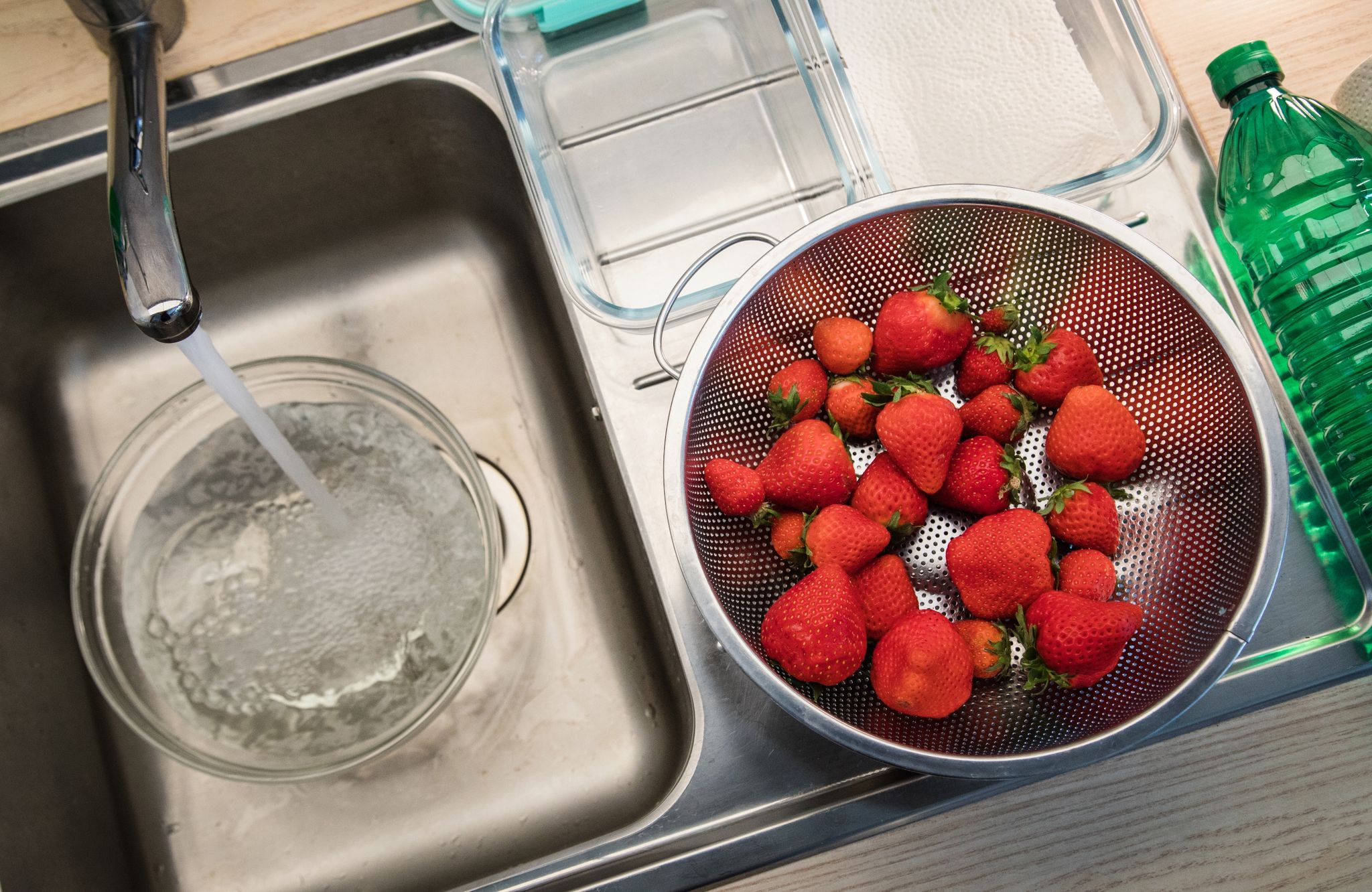 Man braucht: Erdbeeren, Wasser, Essig, Papiertücher und ein flaches Behältnis.