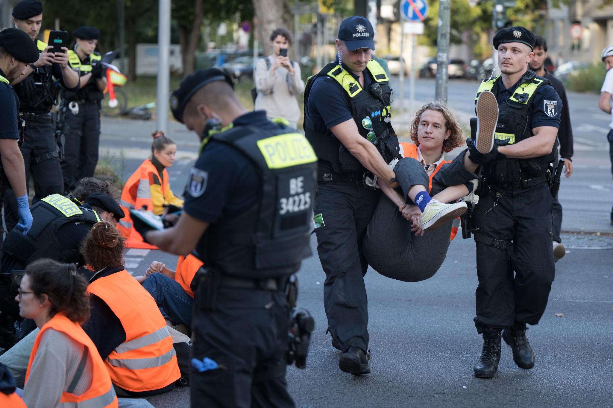 Die Polizei ist mit 500 Beamten im Einsatz. Hier werden Aktivisten der Letzten Generation vom Mehringdamm in Berlin weggetragen.