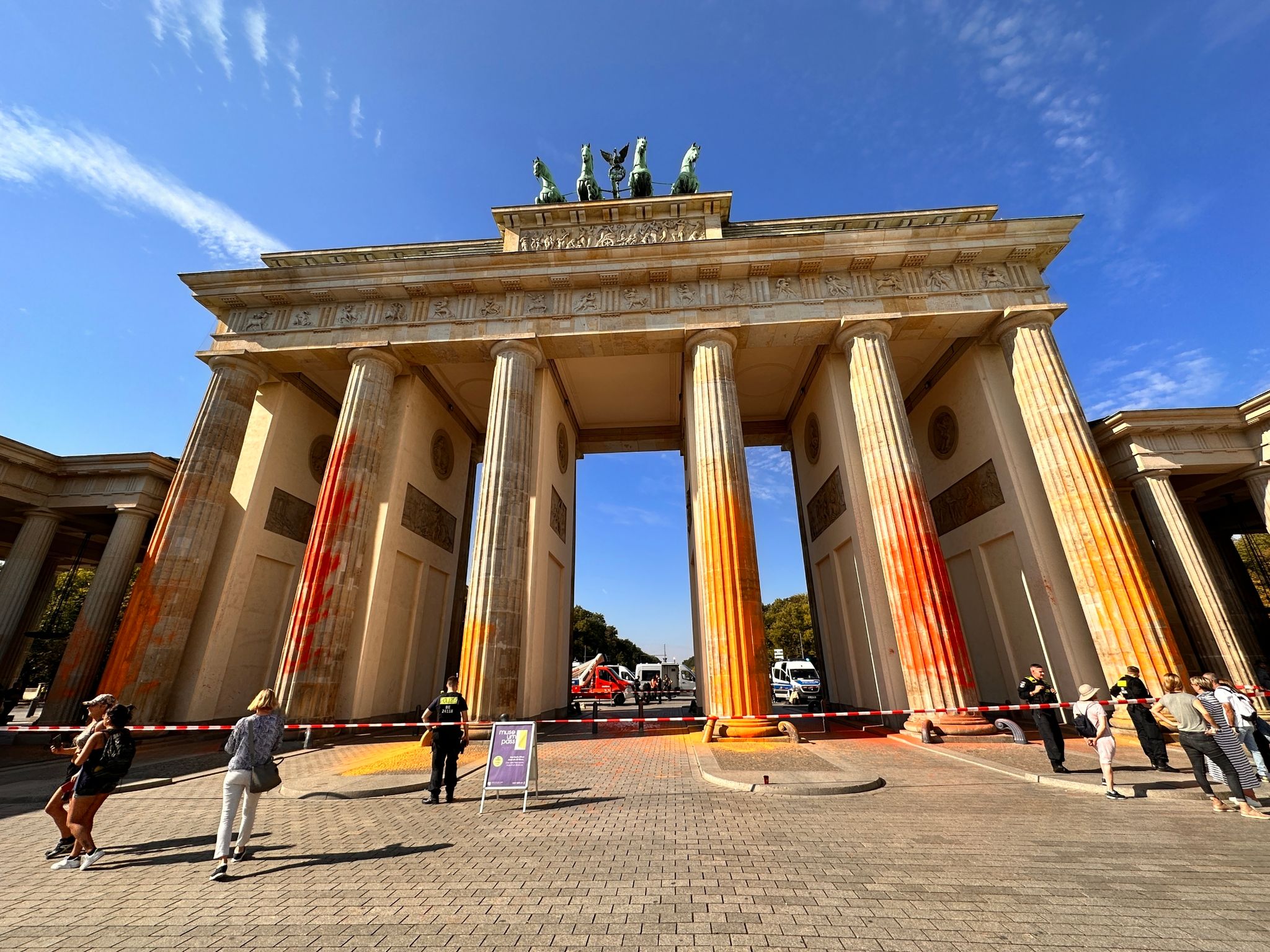 Mitglieder der Klimagruppe Letzte Generation sprühten das Brandenburger Tor im vergangenen September mit oranger Farbe an.