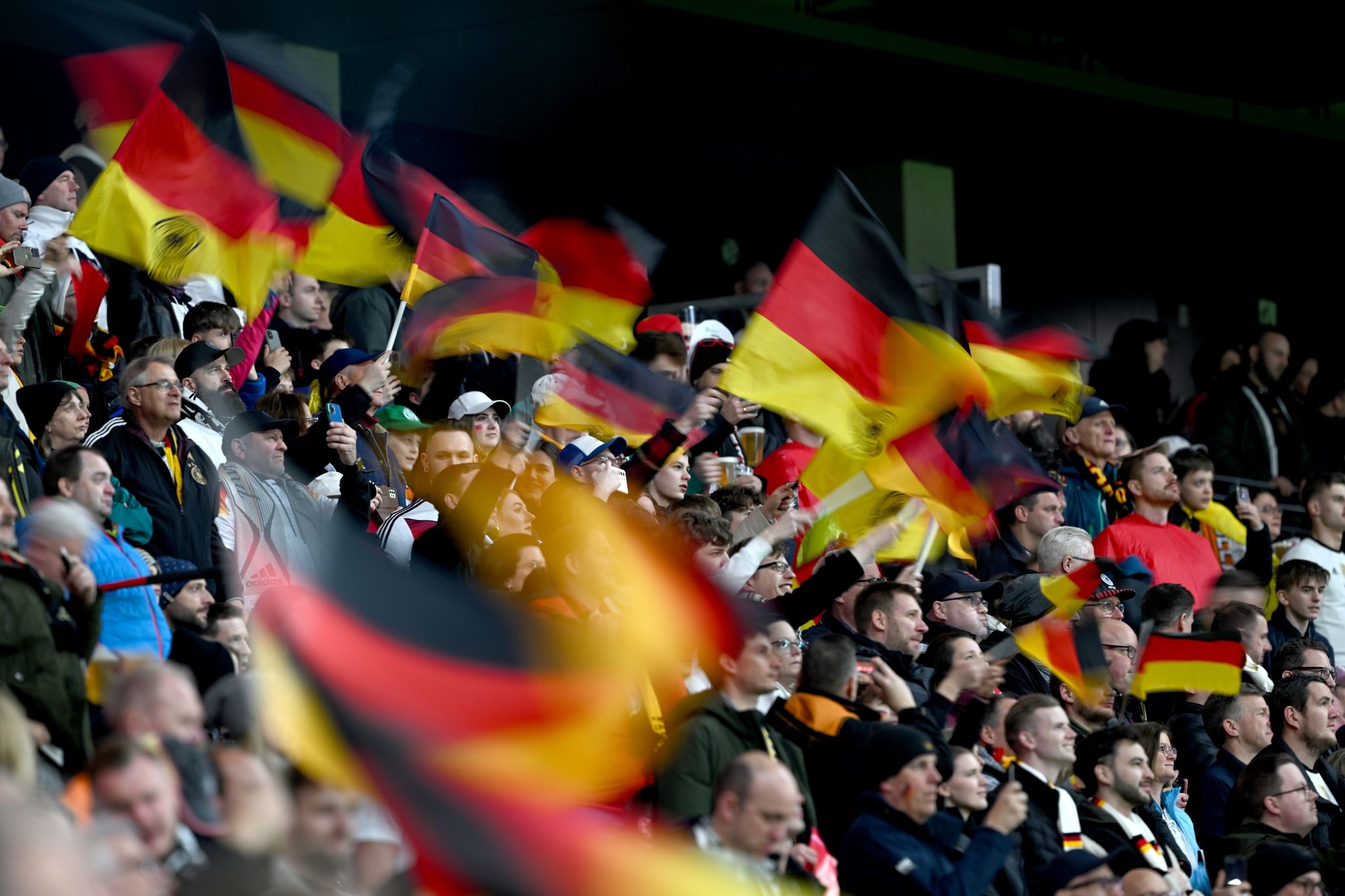 Fans feuern die deutsche Mannschaft an: Besonders gefragt sind vor der Heim-EM Fanartikel.