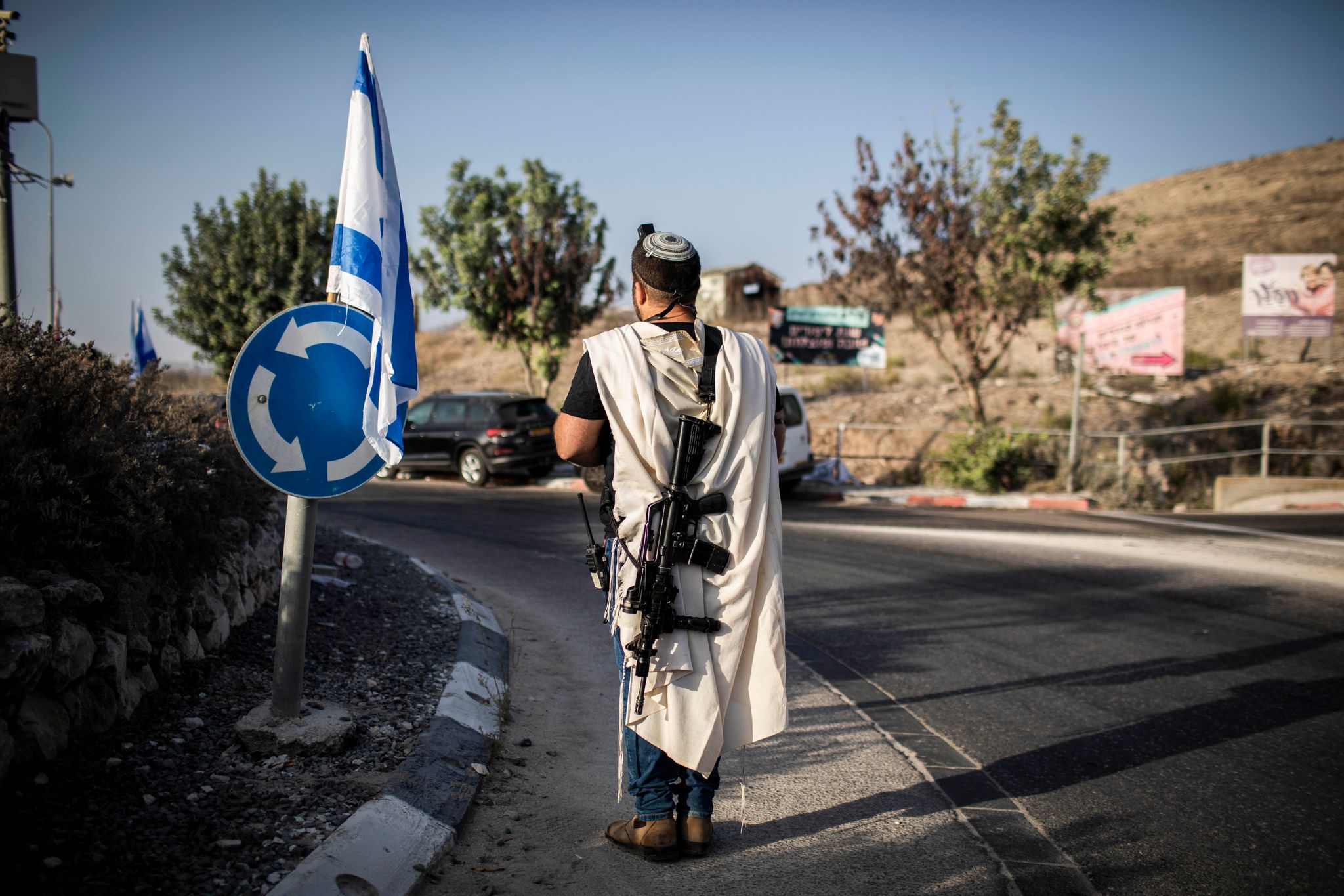 Ein rechtsgerichteter israelischer Siedler trägt eine Waffe nahe der palästinensischen Stadt Nablus im Westjordanland (Archivfoto). Die EU verhängt erstmals Sanktionen wegen der Gewalt radikaler israelischer Siedler.