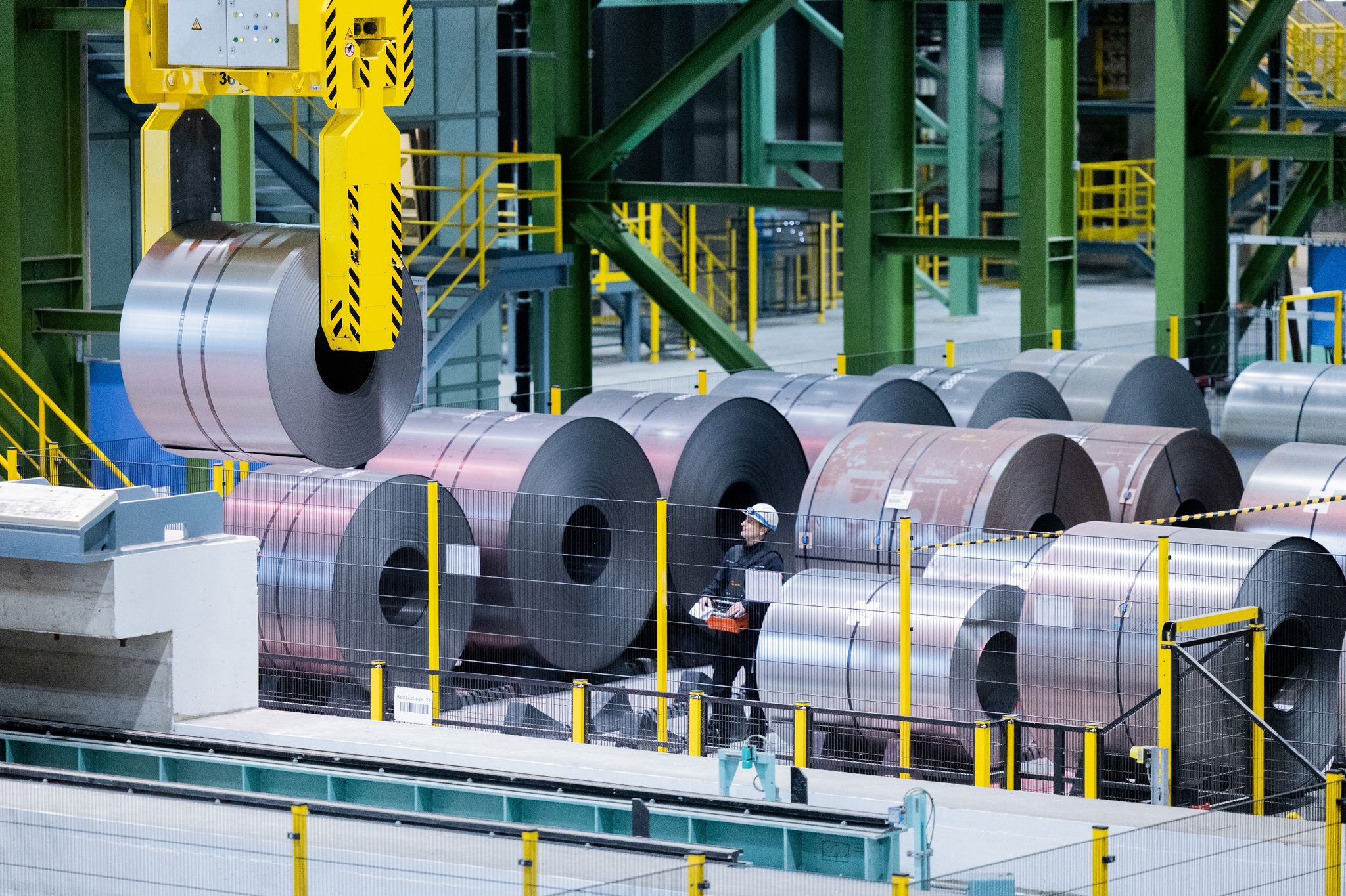 Stahlcoilsin der Thyssenkrupp-Westfalenhütte: Im Streit zwischen den USA und der EU über Sonderzölle auf Stahl und Aluminium gibt es vorerst keine erneute Eskalation.