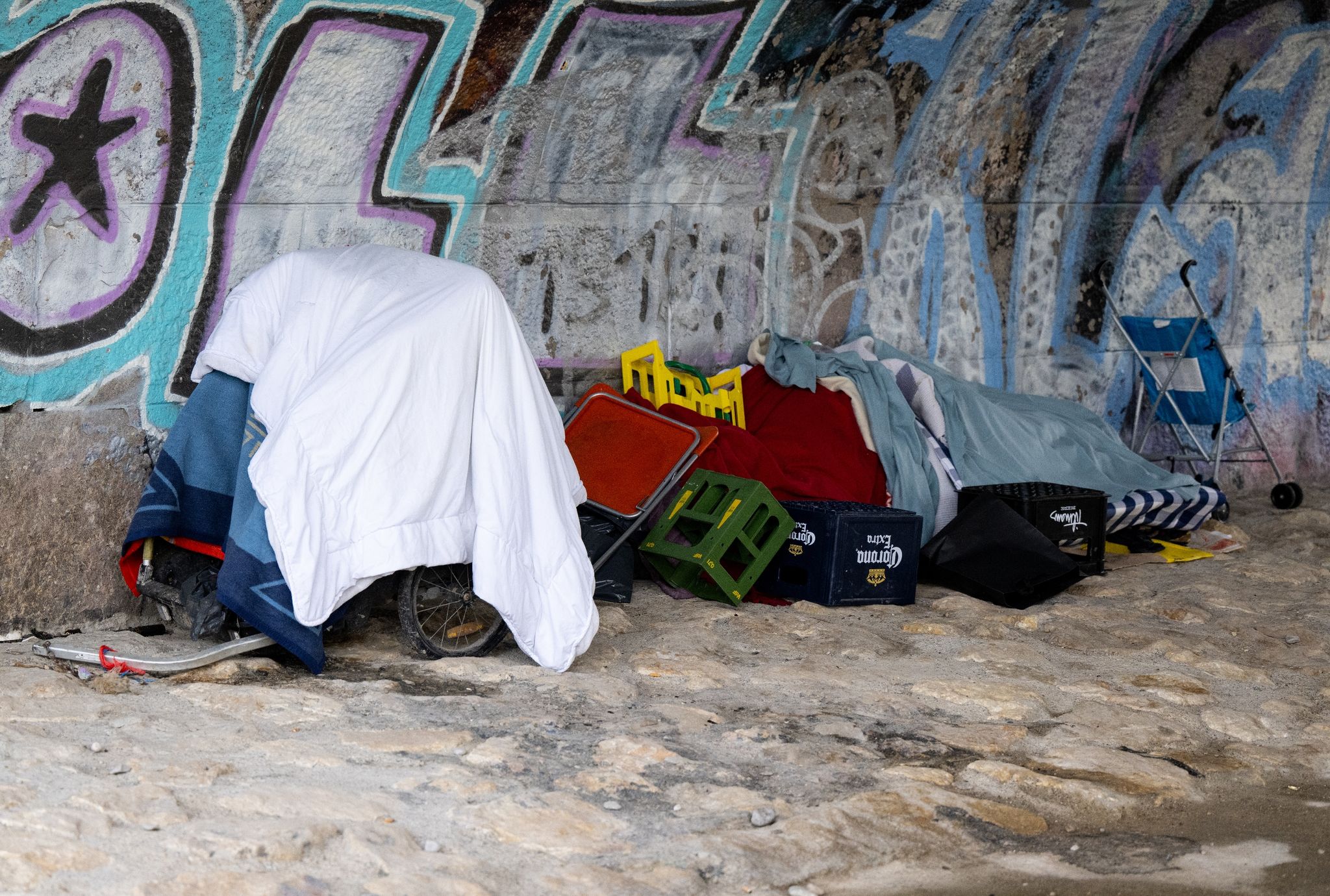 Die Habseligkeiten von einem Obdachlosen liegen am Ufer der Isar unter einer Brücke. Nach Ansicht des Europarats muss Deutschland bei der Bekämpfung von Armut, Wohnungsnot und Ausgrenzung behinderter Menschen deutlich mehr tun.