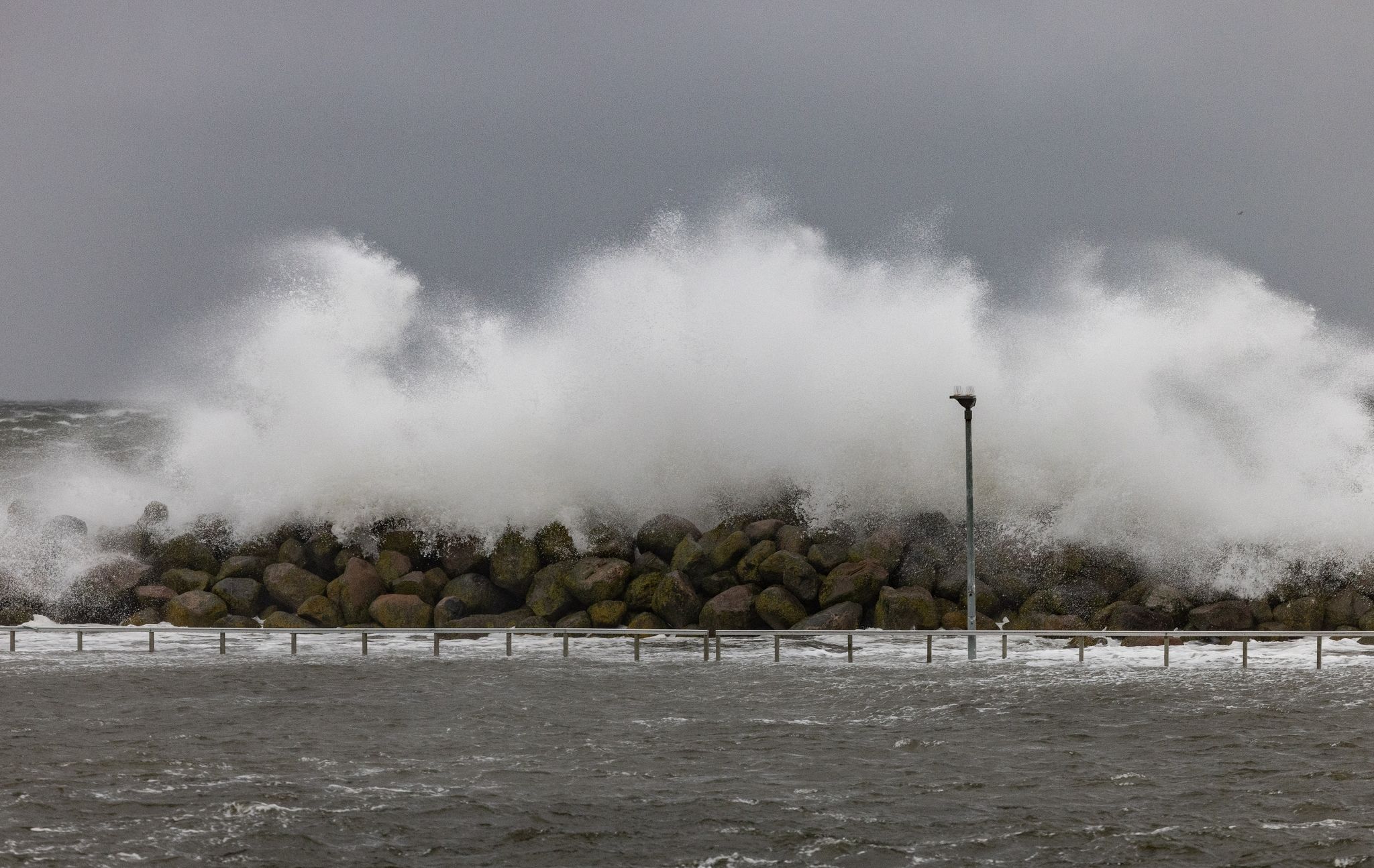 Ein Sturmtief sorgt aktuell für Hochwasser und meterhohe Wellen an der Ostsee. Das hat auch für Urlauber Folgen.