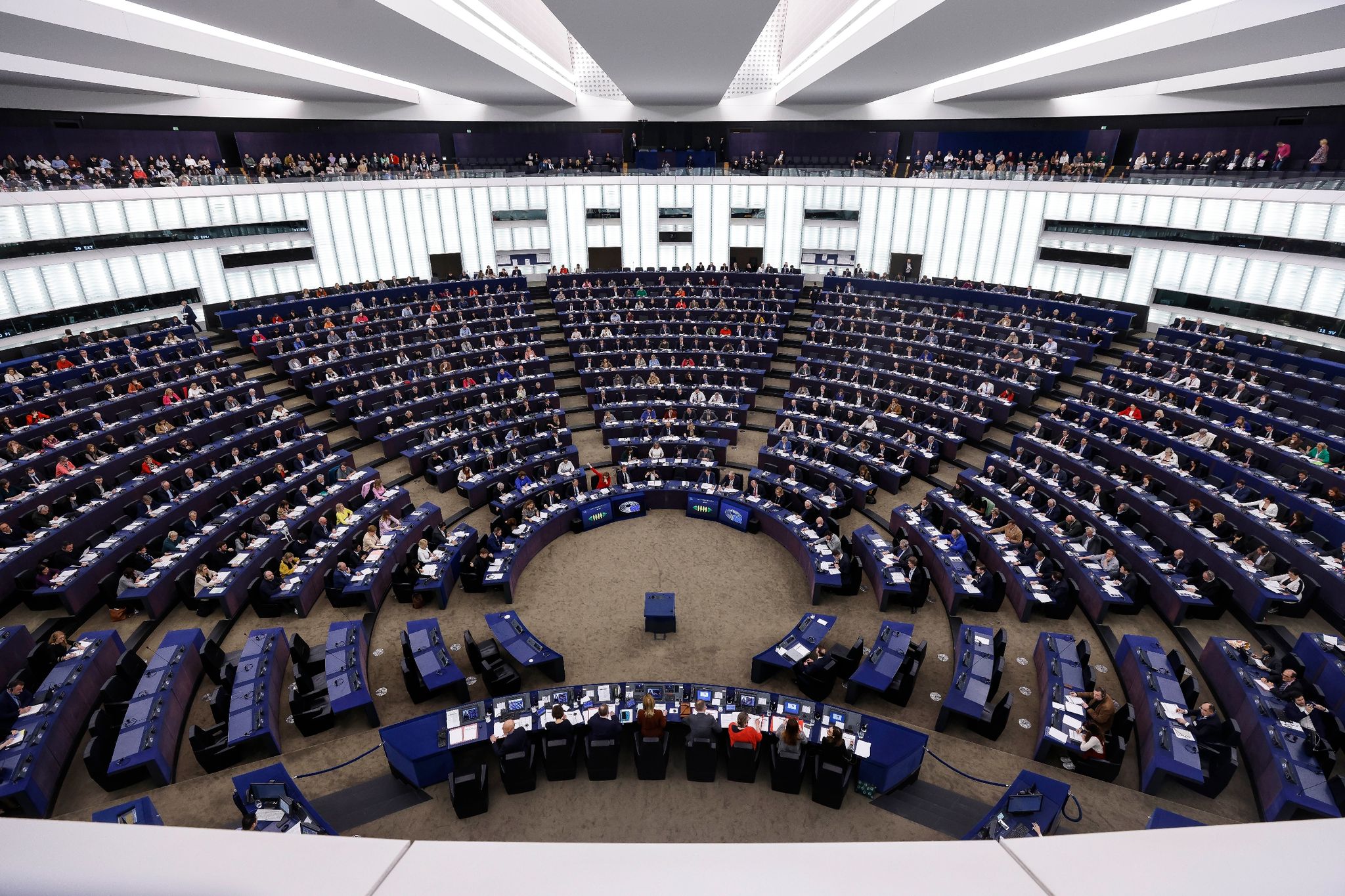 Über die Klage will das Parlament klären lassen, ob die Entscheidung der Kommission, trotz anhaltender Kritik an Verstößen gegen rechtsstaatliche Prinzipien in Ungarn eingefrorene EU-Fördermittel in Höhe von rund zehn Milliarden Euro für das Land freizugeben, rechtmäßig war.