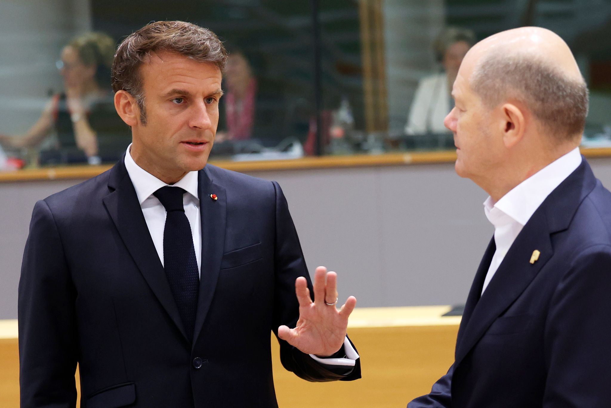 Emmanuel Macron (l), Präsident von Frankreich, spricht mit Bundeskanzler Olaf Scholz.