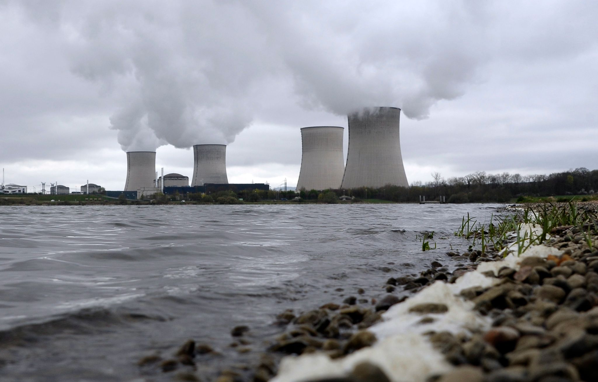 Blick auf das Atomkraftwerk in Cattenom. Foto: Christophe Karaba/epa/dpa