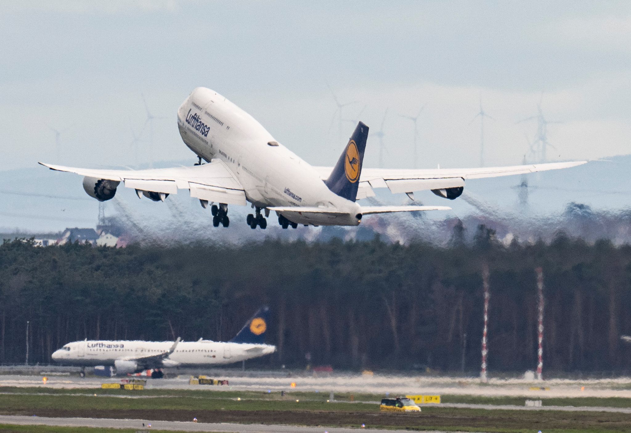 Eine Lufthansa-Maschine startet vom Flughafen Frankfurt: Fraport will mit einer Steigerung der Passagierzahlen am Jahresende zwischen 56,5 und 63,5 Millionen Fluggäste abgefertigt haben.