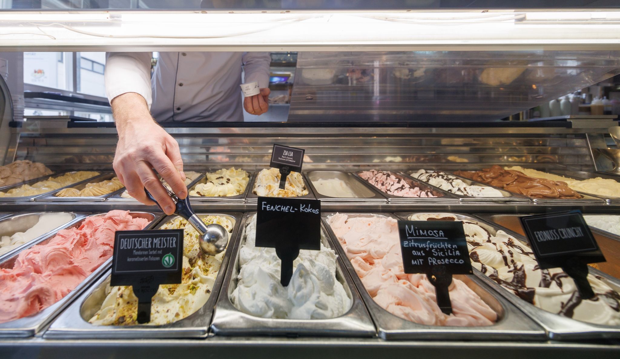 Verschiedene Sorten Eis werden in der Auslage der Eisdiele «De Rocco» angeboten.