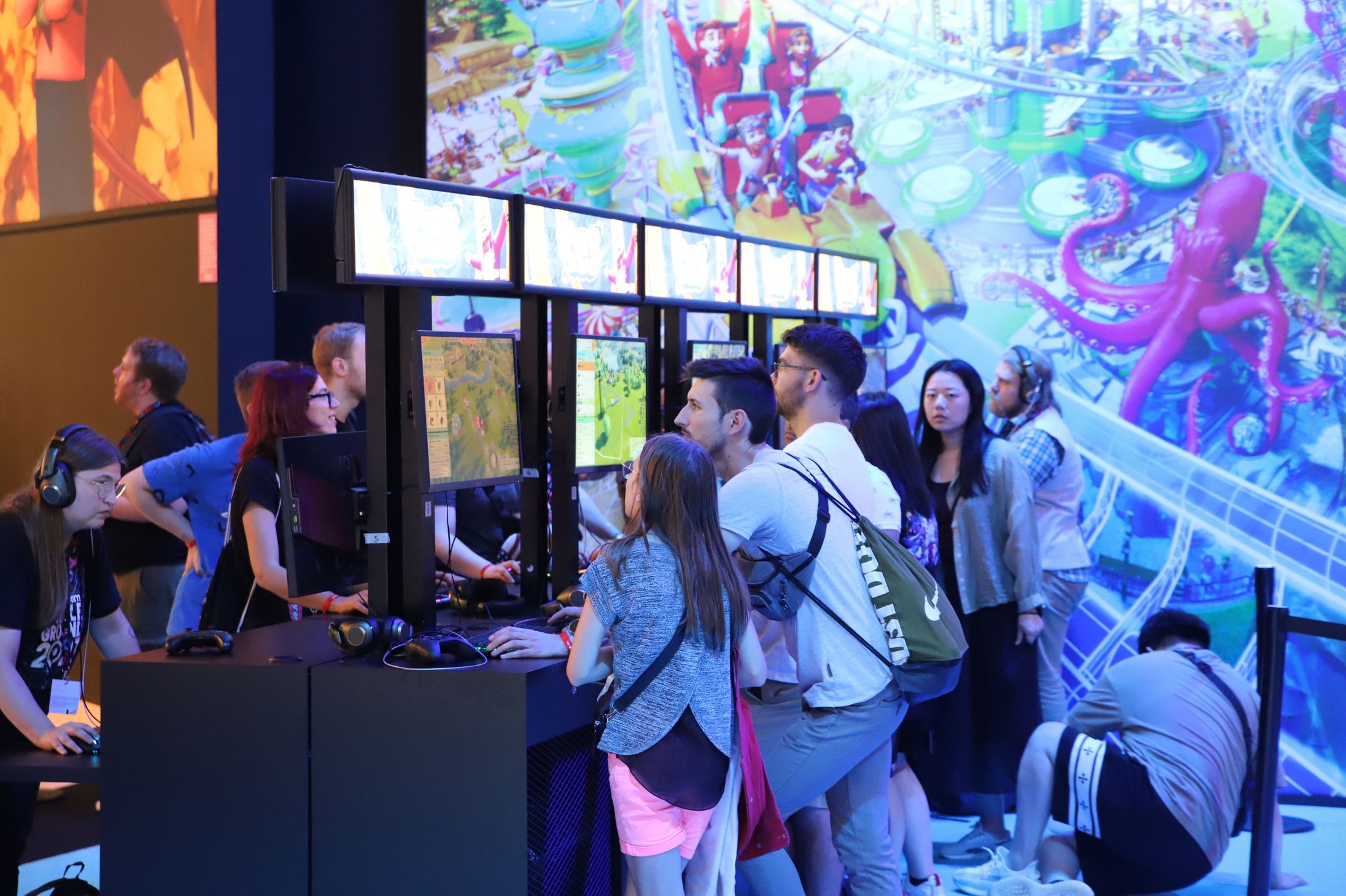 Besucher der Spielemesse Gamescom probieren neue Computerspiele direkt vor Ort aus.