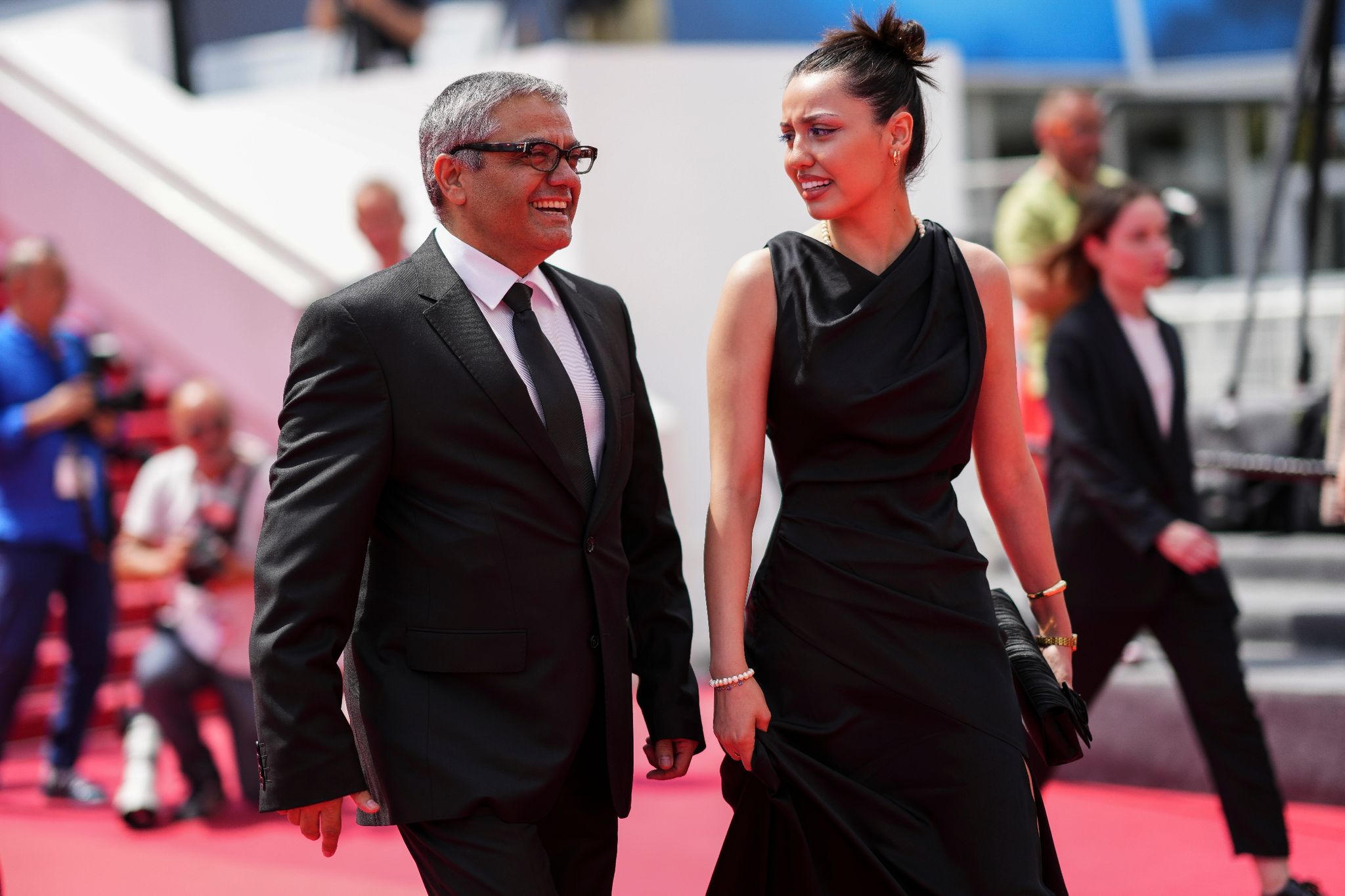 Mohammed Rassulof stellt mit seiner Tochter Baran Rassulof seinen Film «The Seed of the Sacred Fig» in Cannes vor.