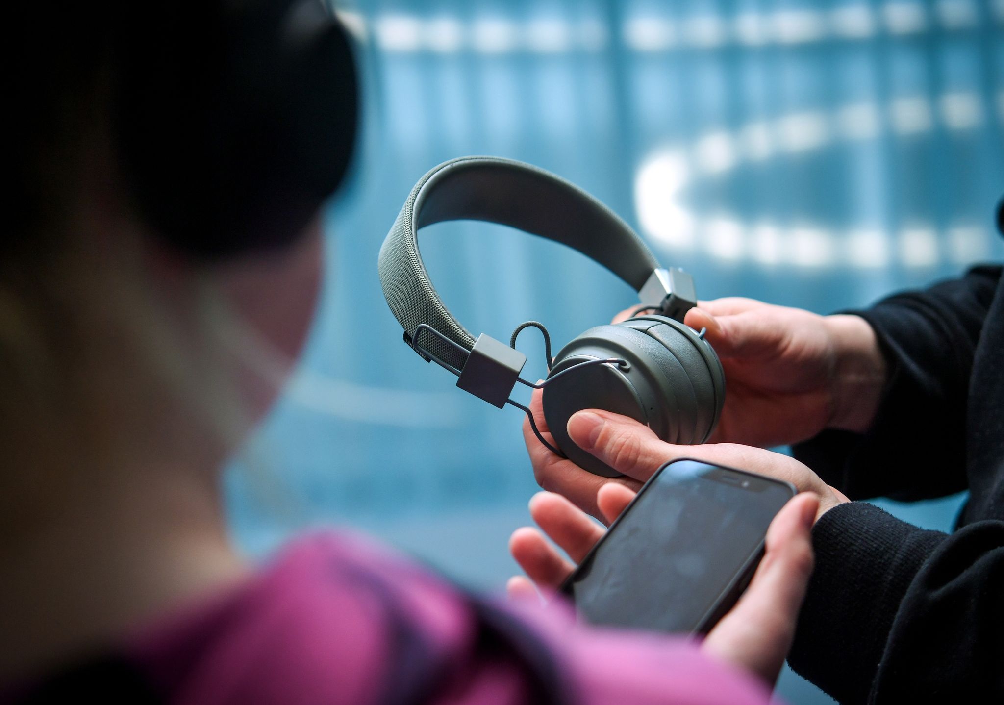 Kein Kabel mehr nötig: Mit zwei Bluetooth-Kopfhörern kann man gemeinsam Musik hören.