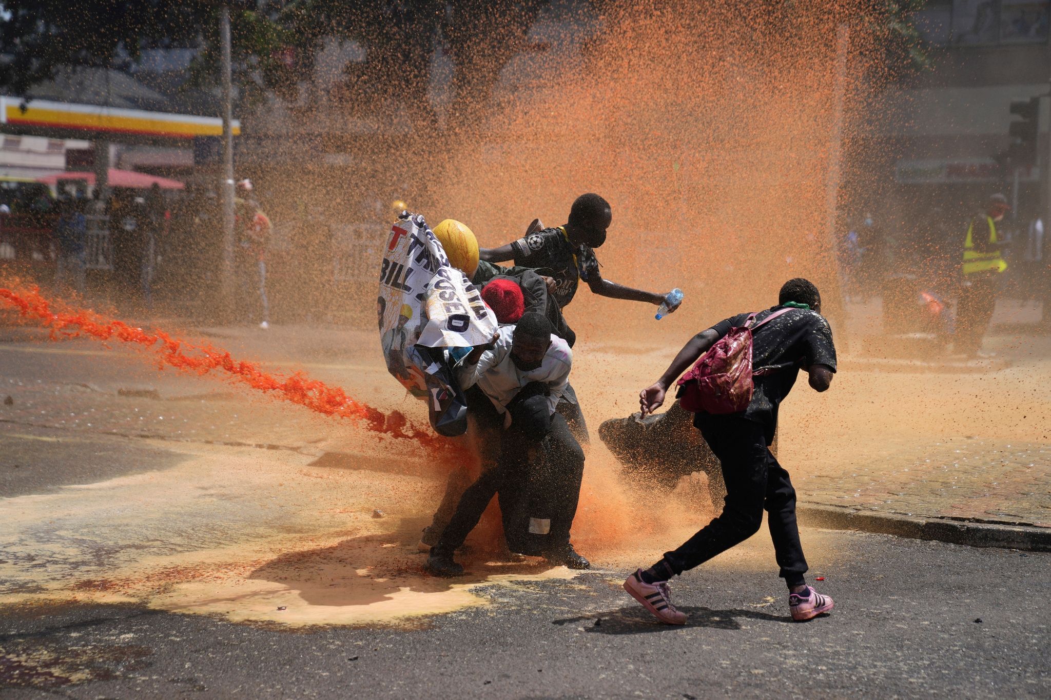 Die Proteste gegen geplante Steuererhöhungen eskalieren und es kommt zu Gewalt.