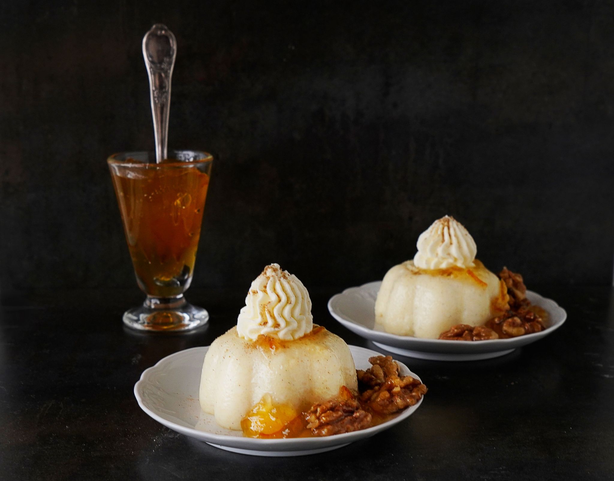 Mit einer Sahnehaube wird der Pudding mit Orangensauce zum Türmchen.