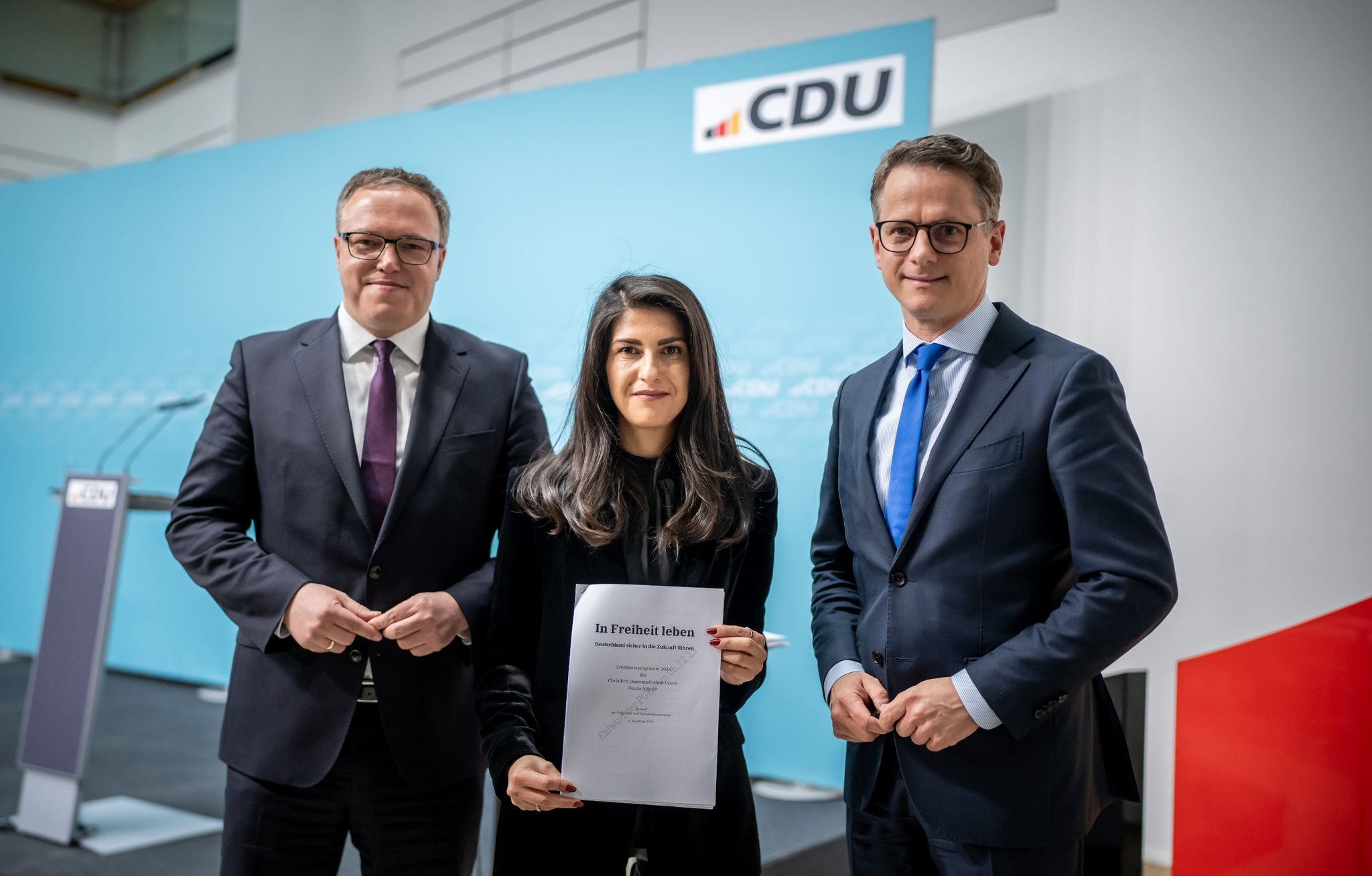 CDU-Generalsekretär Carsten Linnemann (r) und die stellvertretenden Vorsitzenden der Programm- und Grundsatzkommission, Serap Güler und Mario Voigt.