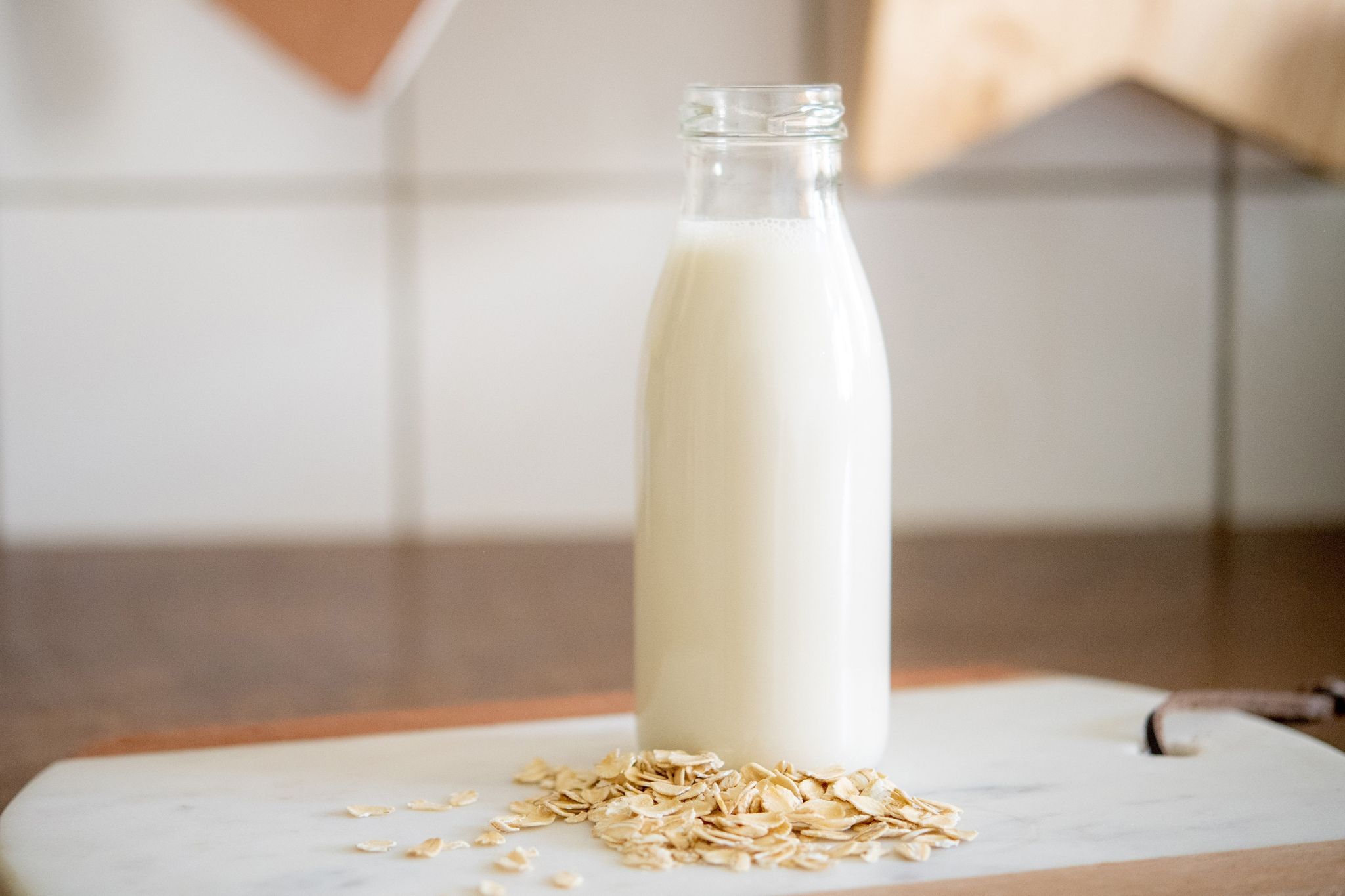 Für den Kaffee oder das Müsli am Morgen: Haferdrinks sind eine beliebte Alternative für Menschen, die keine Kuhmilch vertragen.