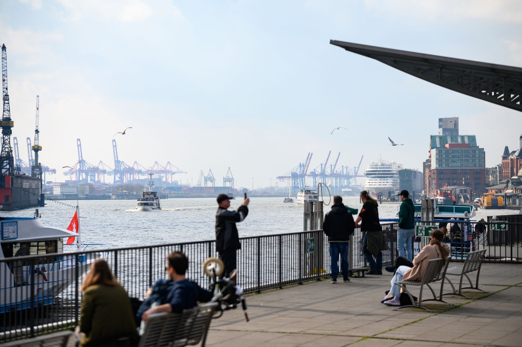 Die Landungsbrücken sind eine der Hauptsehenswürdigkeiten der Hansestadt. Viele Hafenrundfahrten starten von hier.