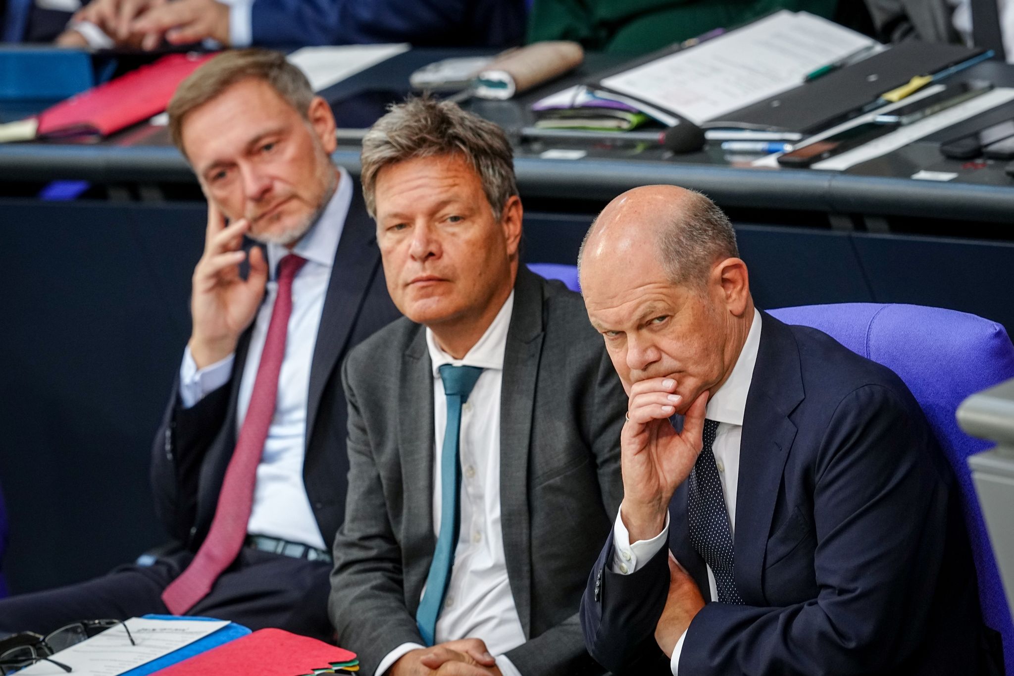 Finanzminister Lindner (l-r), Wirtschaftsminister Habeck und Bundeskanzler Scholz ringen um eine Einigung zum Bundeshaushalt 2025.