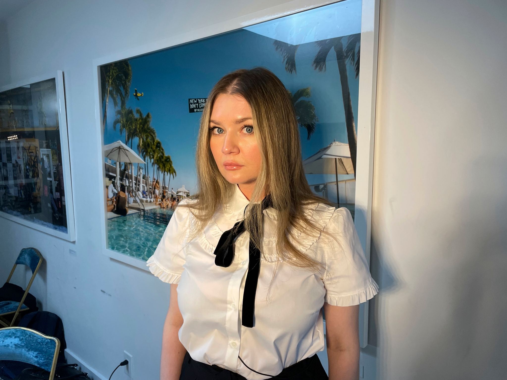 Die deutsche Hochstaplerin Anna Sorokin, auch bekannt als Anna Delvey, posiert in ihrer Wohnung in New York, um ihren Podcast «The Anna Delvey Show» zu bewerben.