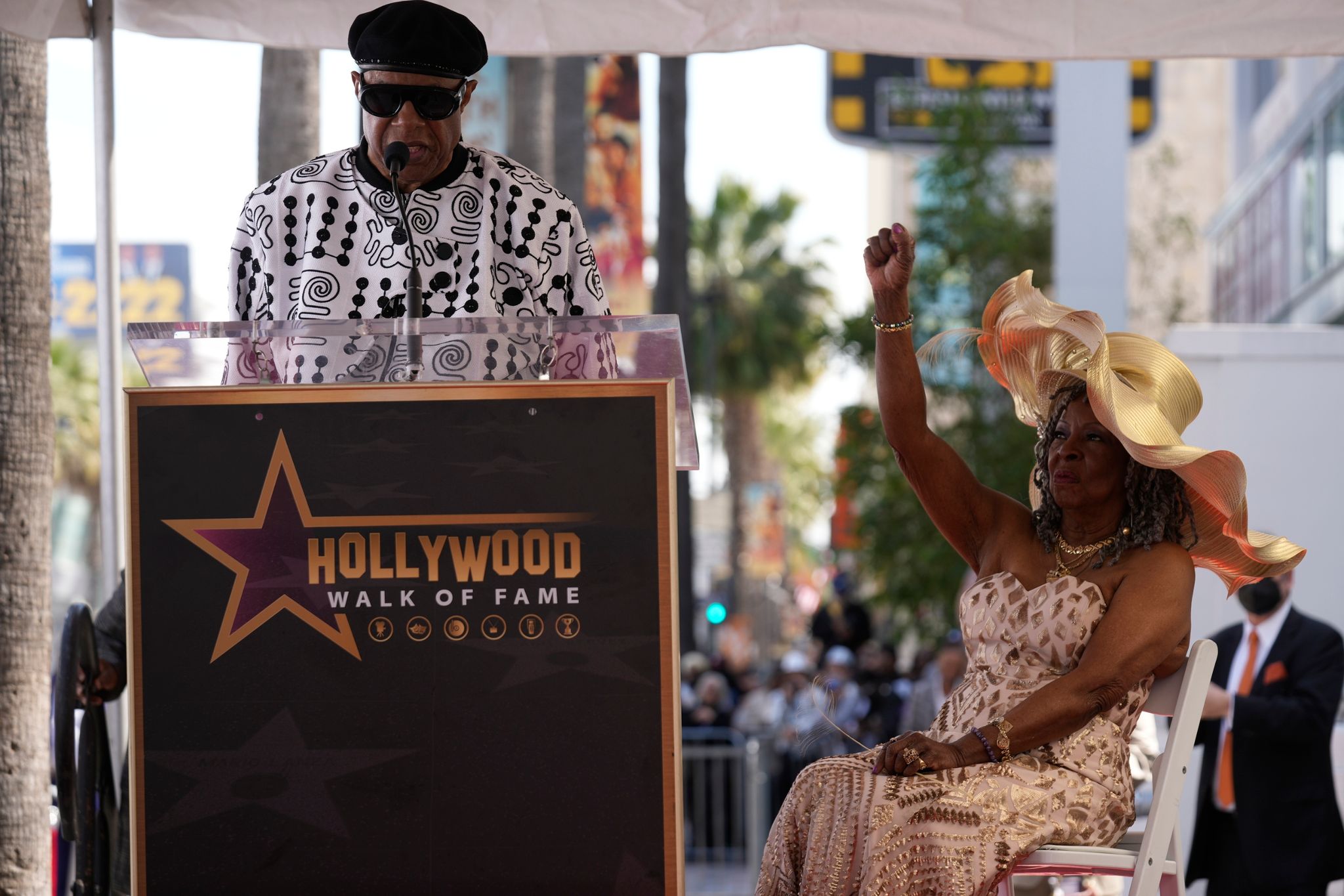 Der blinde Soul-Sänger Stevie Wonder (l) dankte Reeves für deren Unterstützung.