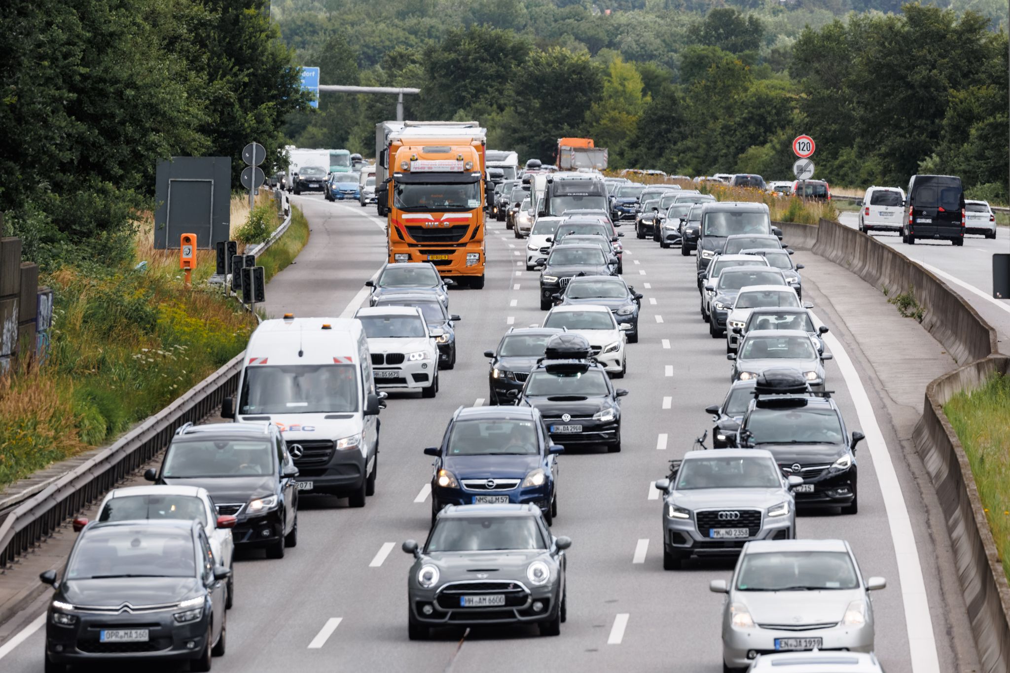 Die höchste Pkw-Dichte machten die Statistiker 2022 im Saarland aus (660 Pkw je 1000 Einwohner).