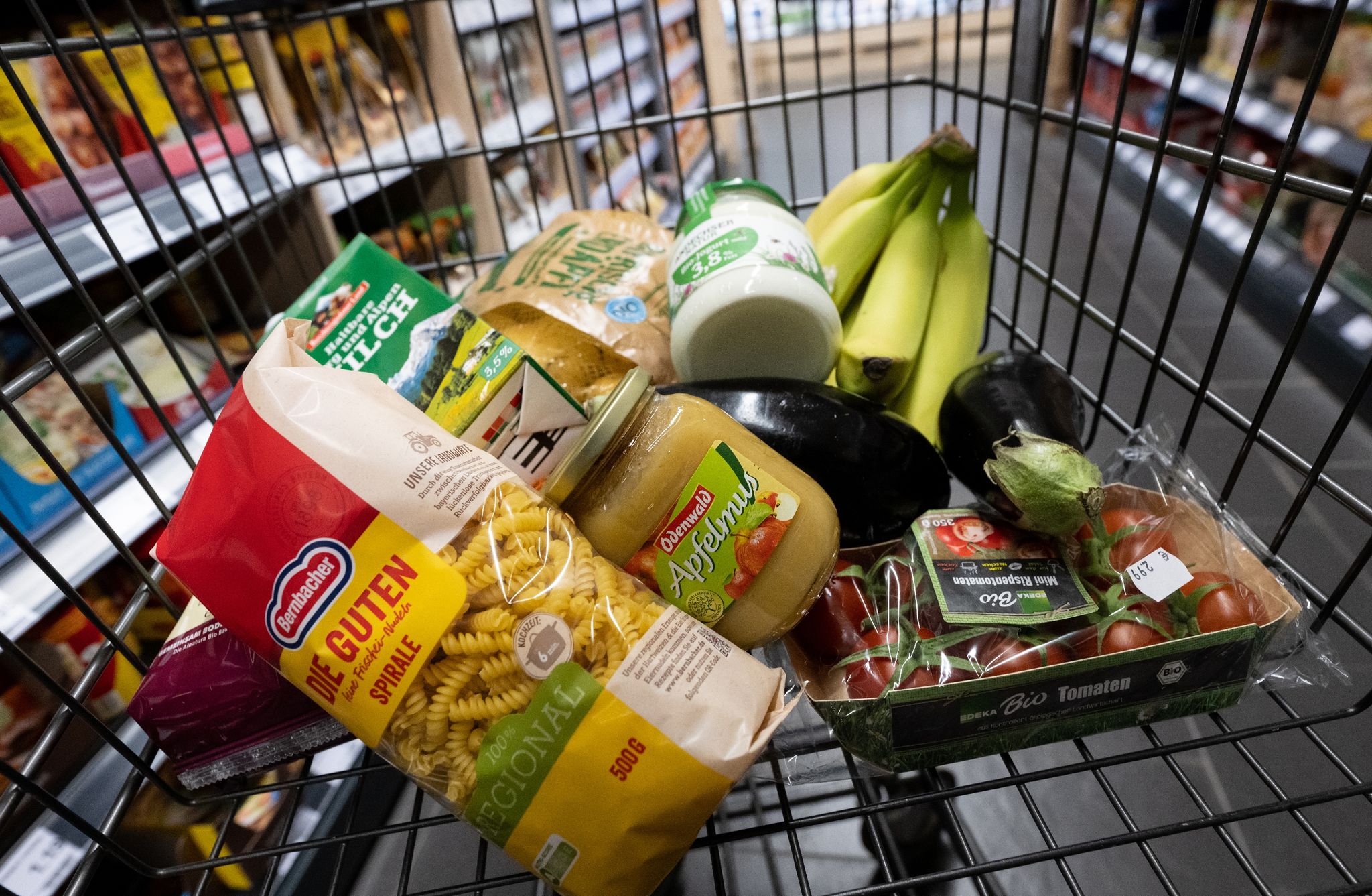 Der Wocheneinkauf kostet deutlich mehr als früher. Wer bei Lebensmitteln Geld sparen möchte, kann aber auf ein paar Dinge achten. Zum Beispiel auch mal abends einkaufen gehen.