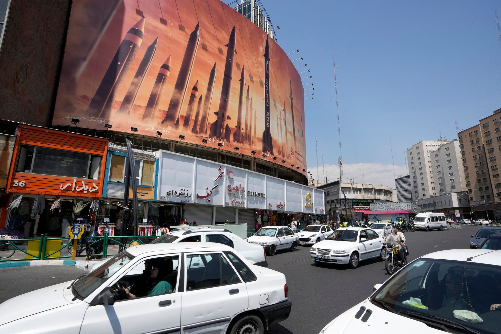 Das Zentrum der iranischen Hauptstadt Teheran mit einem anti-israelischen Transparent.