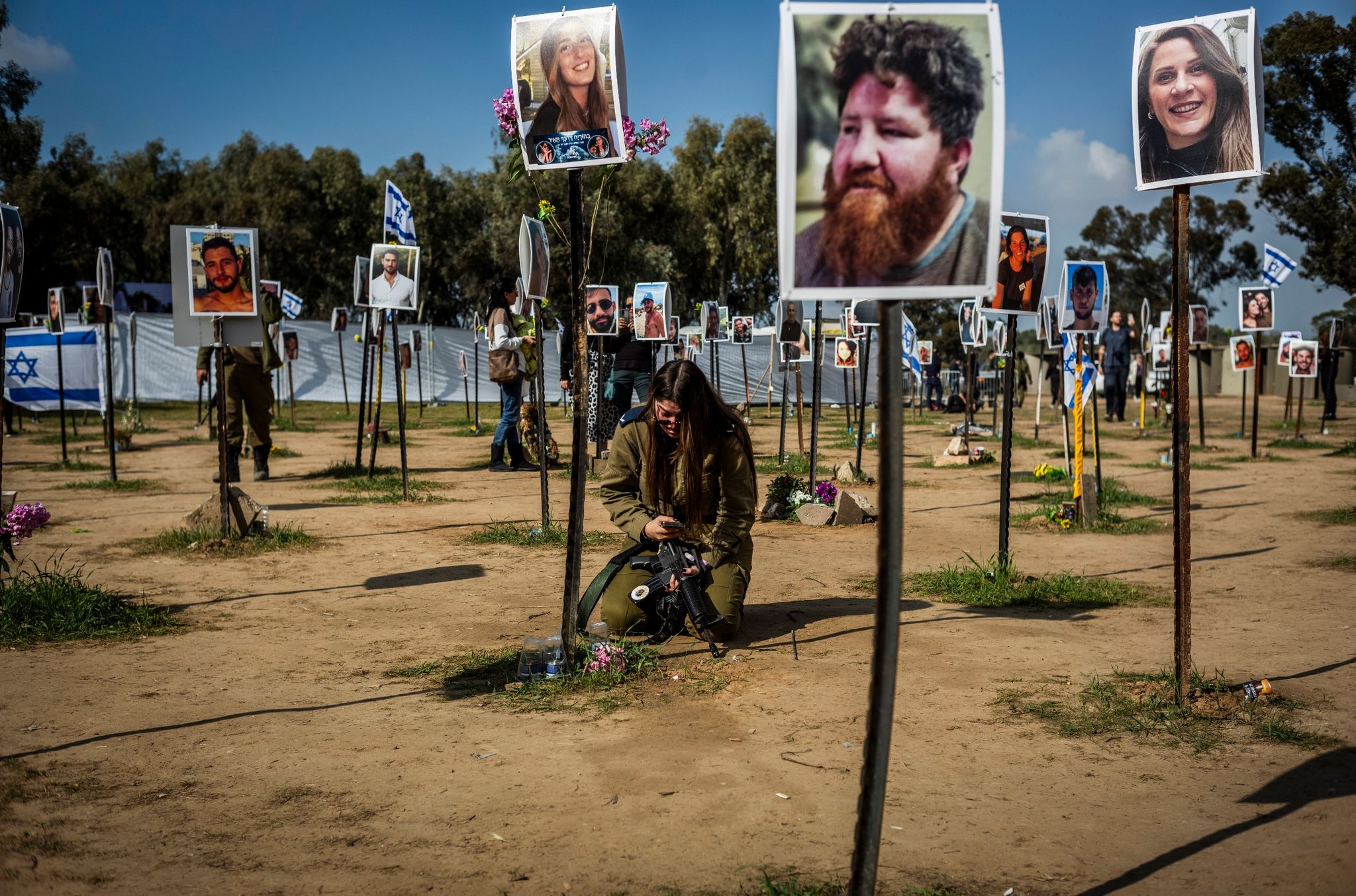 Überlebende und Angehörige der Opfer auf dem Gelände des Musikfestivals Supernova, dem Ort des brutalen Terrorangriffs der Hamas vom 7. Oktober 2023.