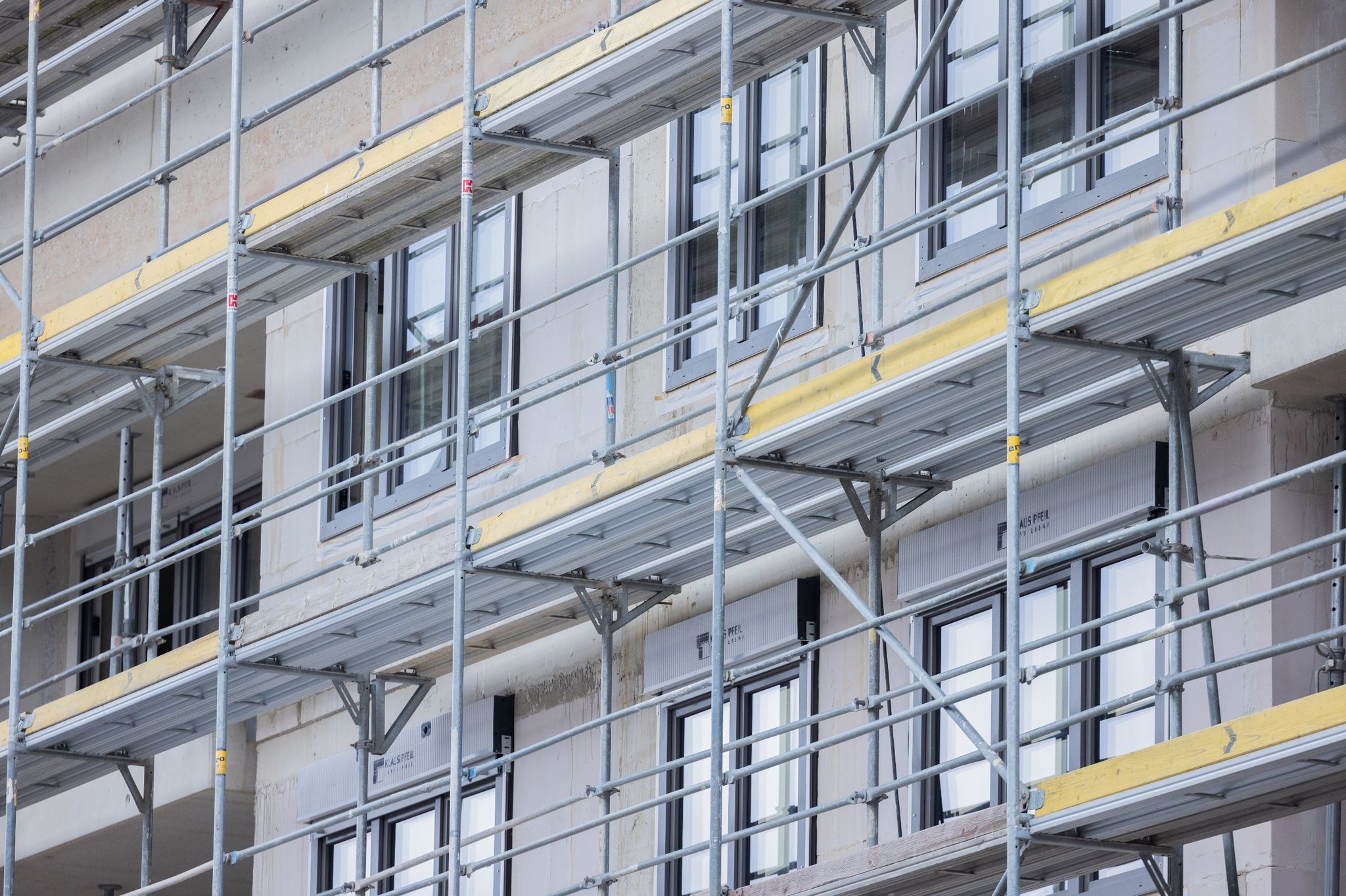 Der Wohnungsbau in Deutschland stockt seit längerem. Das Ifo-Institut schätzt, dass 2024 lediglich 225.000 Wohnungen fertig gestellt werden nach geschätzt 270.000 im vergangenen Jahr.