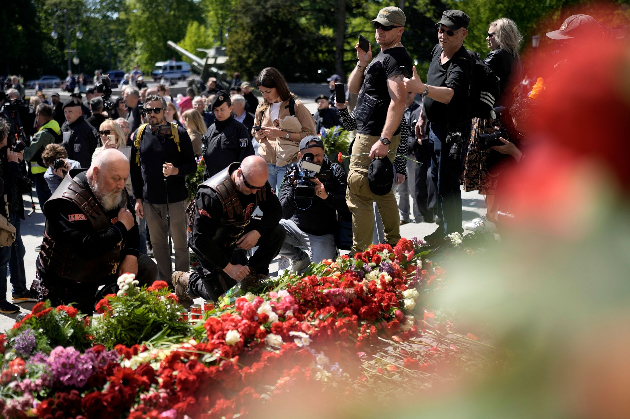 Mitglieder der russisch-nationalistischen Rockergruppe «Nachtwölfe» legen 9. Mai 2023 Blumen am Sowjetischen Ehrenmal im Tiergarten in Berlin nieder.