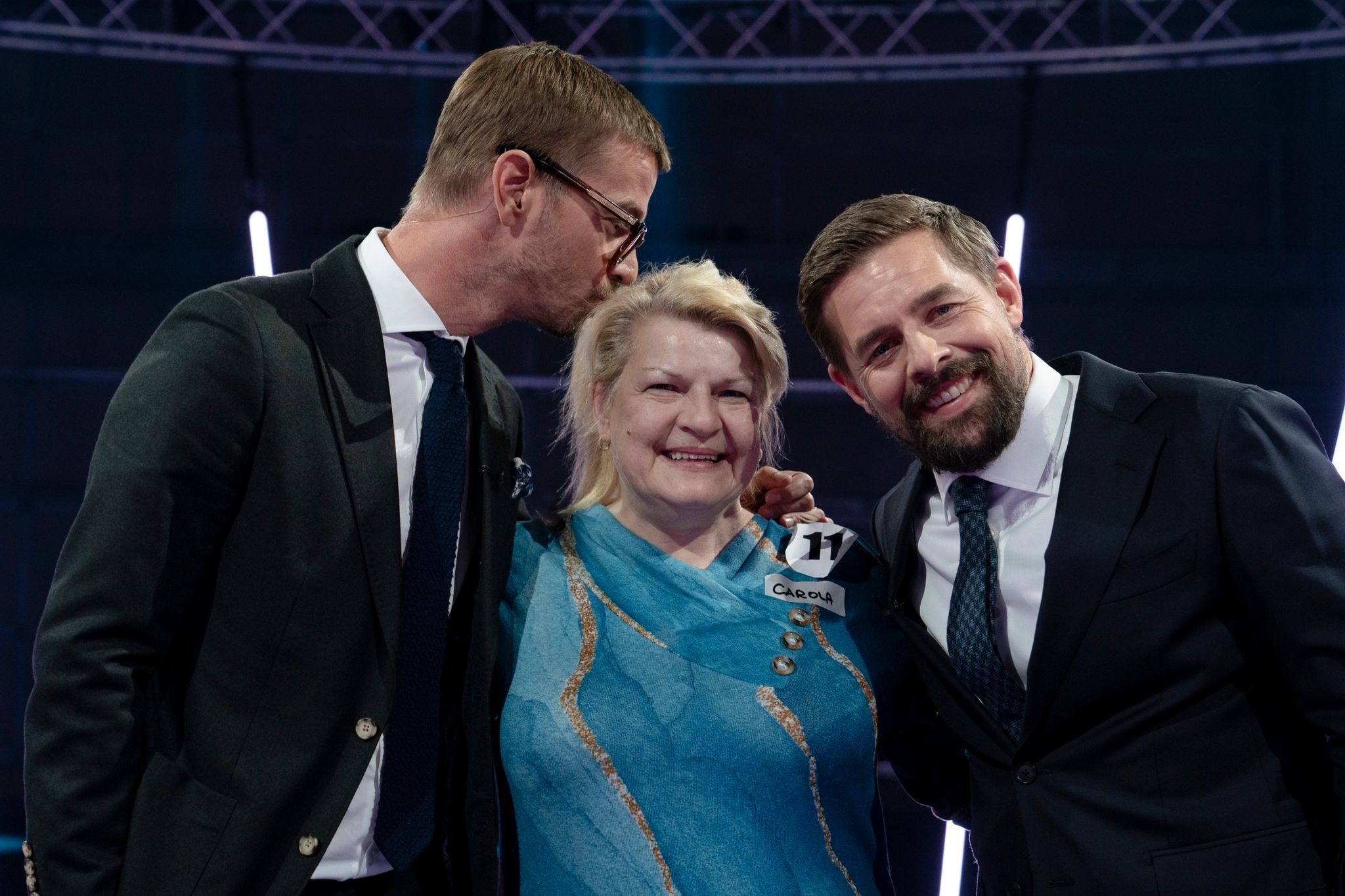 Die Entertainer Joko (l) und Klaas (r) stehen mit Zuschauerin Carola zusammen. Die Entertainer Joko und Klaas haben um 20.15 Uhr an ihrem Programmtag auf ProSieben mit einer Quiz-Show gestartet.