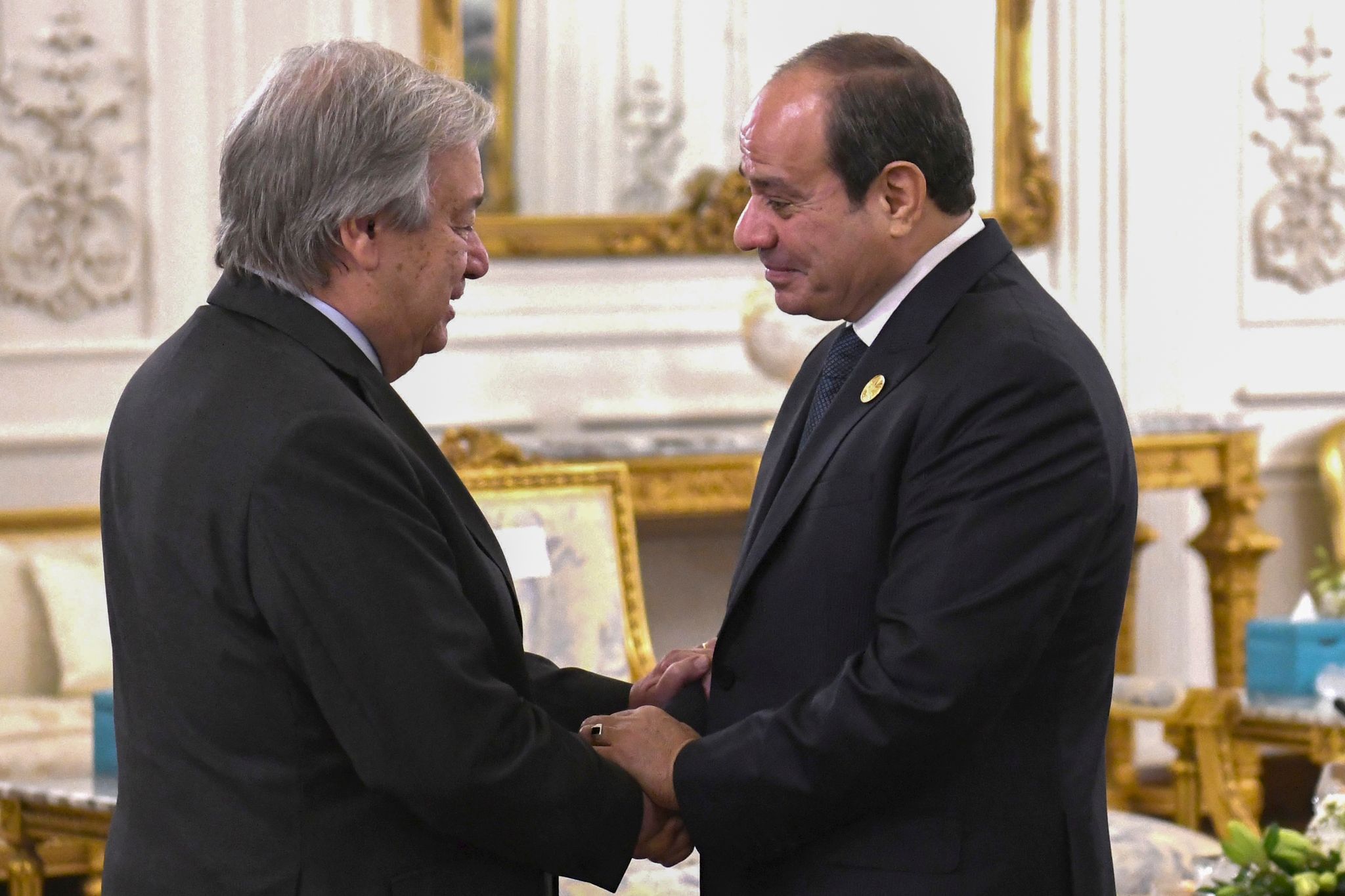 Abdel Fattah el-Sissi (r), Präsident von Ägypten, begrüßt Antonio Guterres, Generalsekretär der Vereinten Nationen.