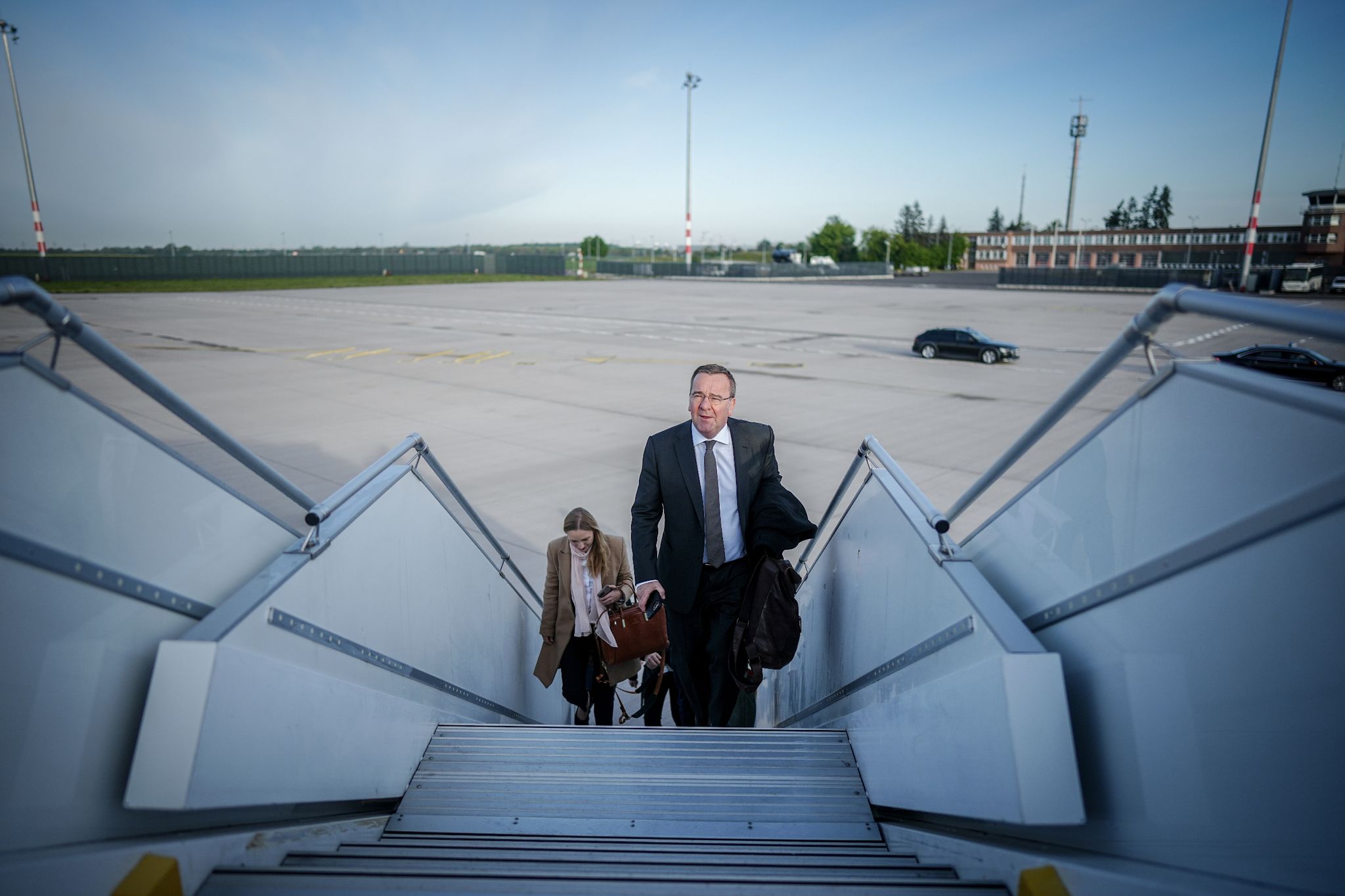 Bundesverteidigungsminister Boris Pistorius auf dem Weg nach Paris.