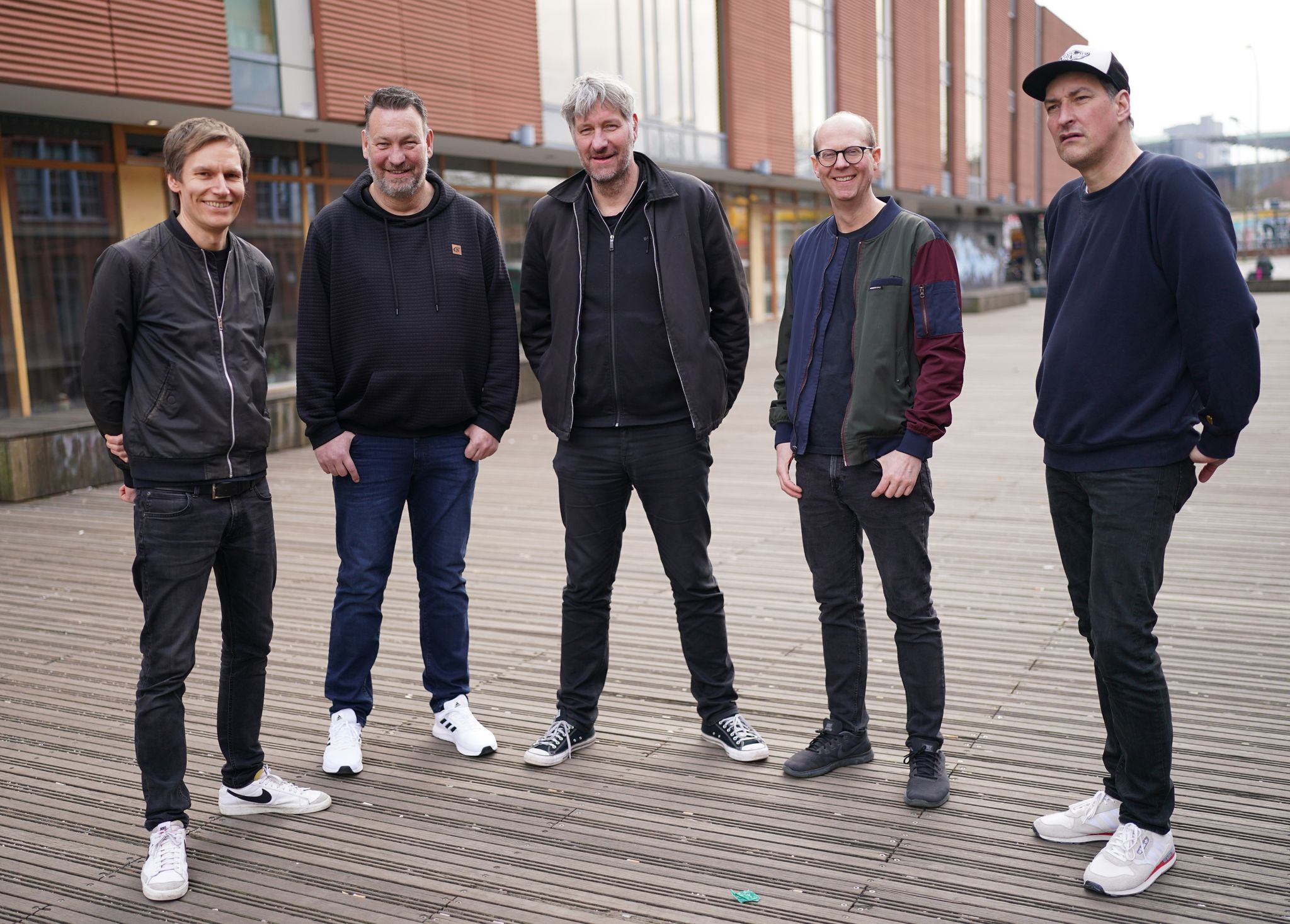 Reimer Bustorff (r-l, Bass), Erik Langer (Gitarre), Marcus Wiebusch (Sänger und Gitarrist), Lars Wiebusch (Keyboard) und Christian Hake (Schlagzeug) sidn Kettcar.