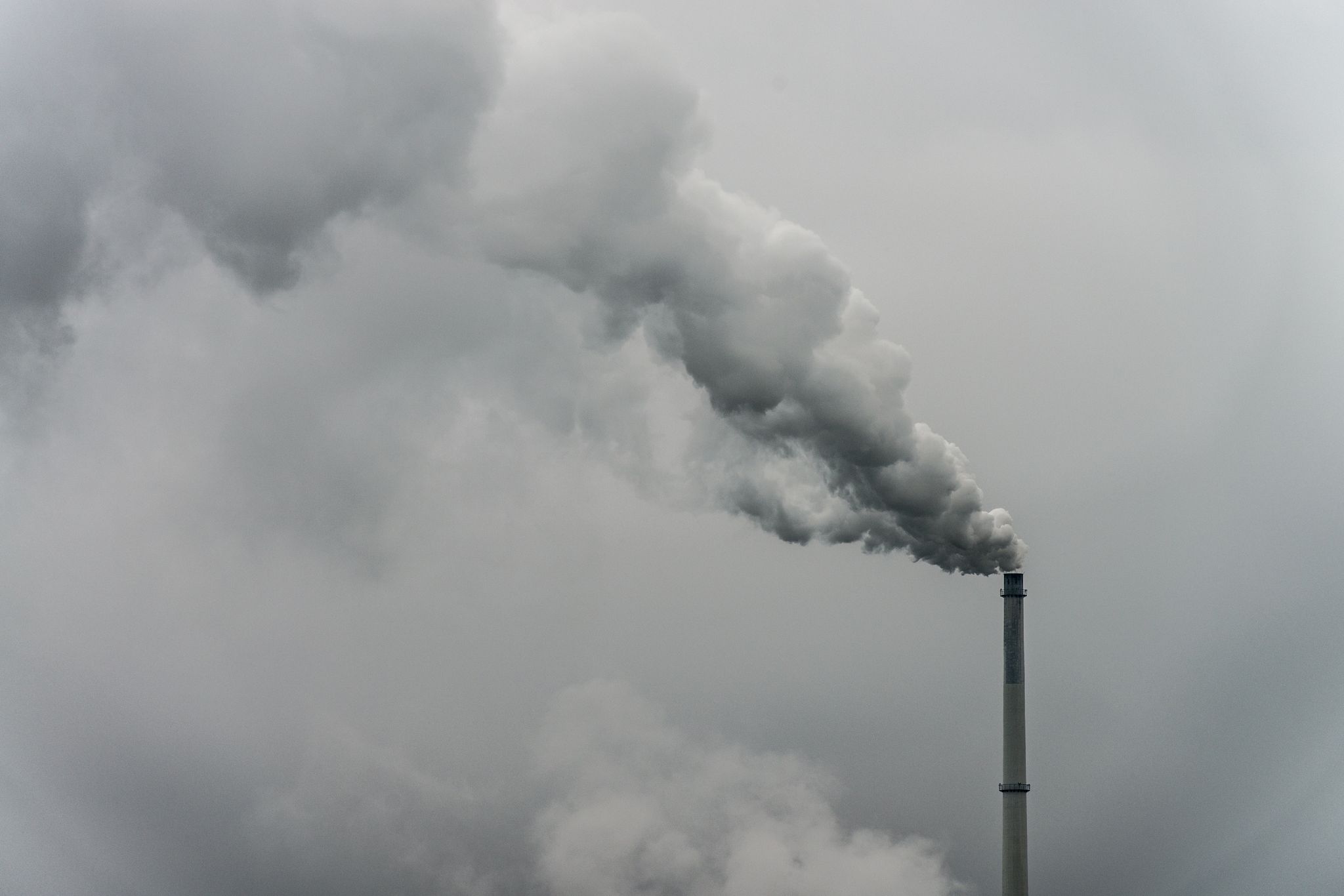 Qualm steigt aus dem Schornstein einer Fabrik. Laut dem Europäischen Wissenschaftlichen Beirat zum Klimawandel wird zur Erreichung der EU-Klimaziele noch nicht genug getan.