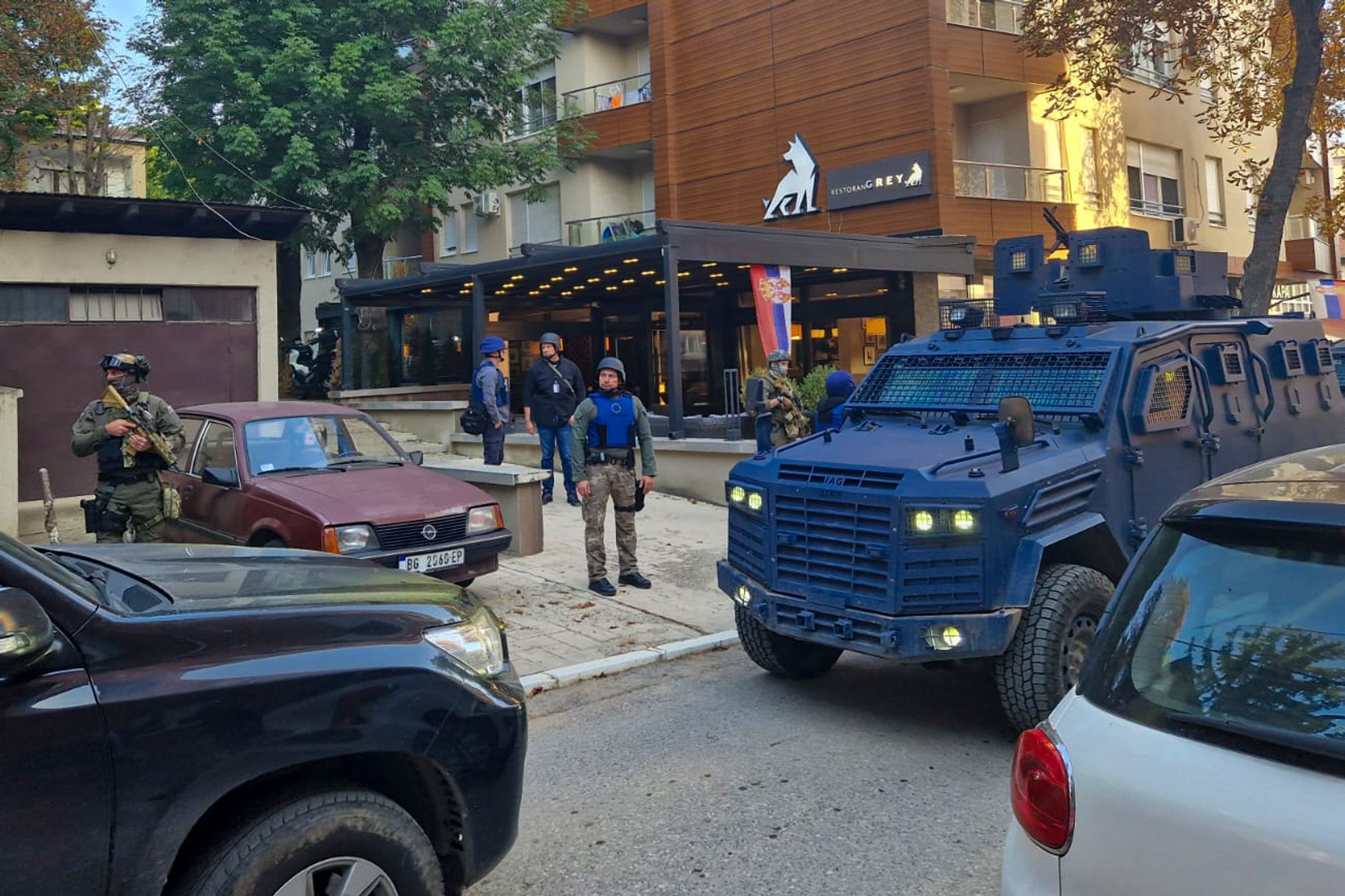Kosovo-Polizisten durchsuchen ein Restaurant und ein Gebäude im nördlichen Teil der Stadt Mitrovica.