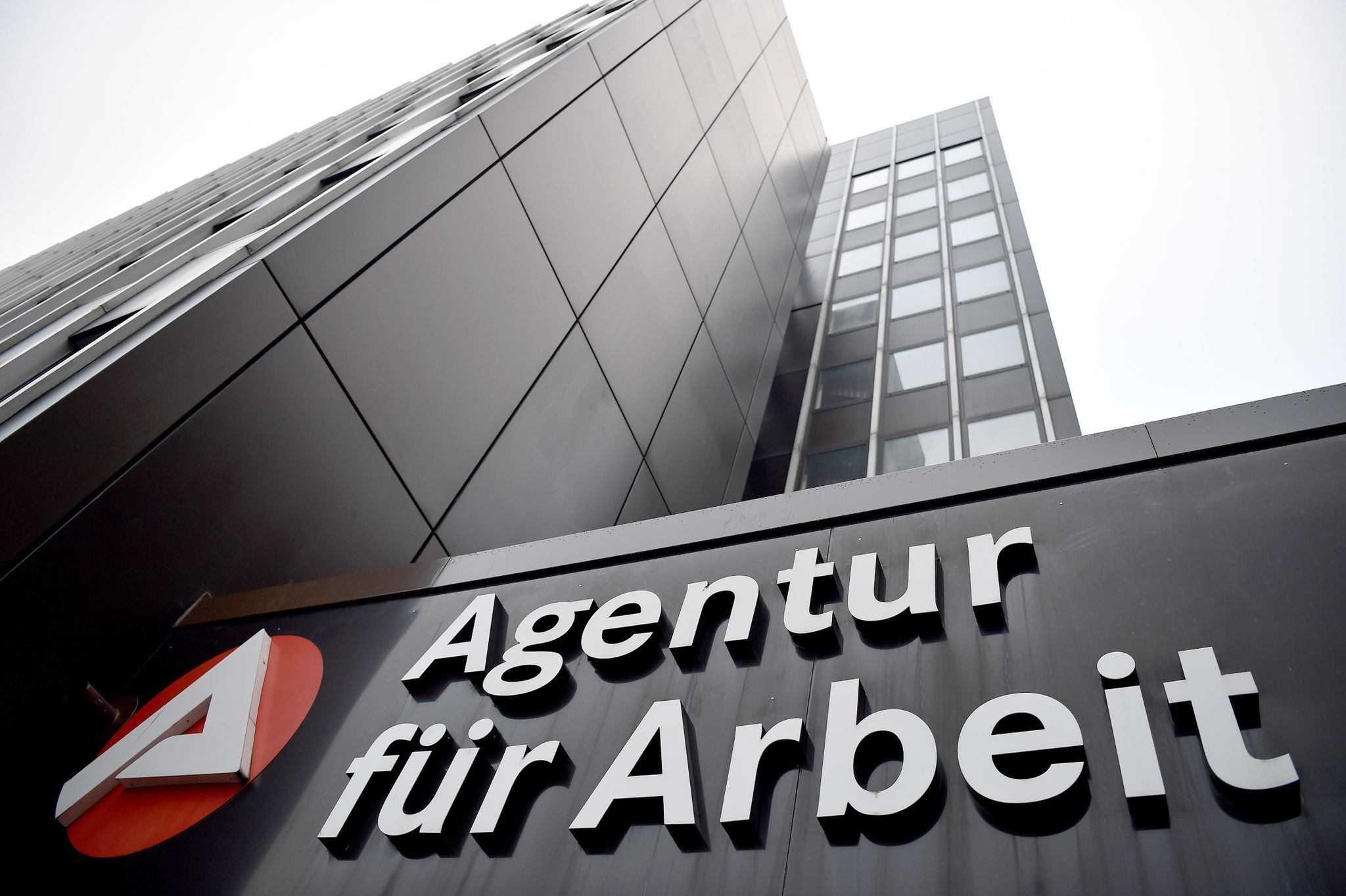 Die Kosten der Arbeitslosigkeit dürfte Arbeitsmarktforschern zufolge wieder steigen.