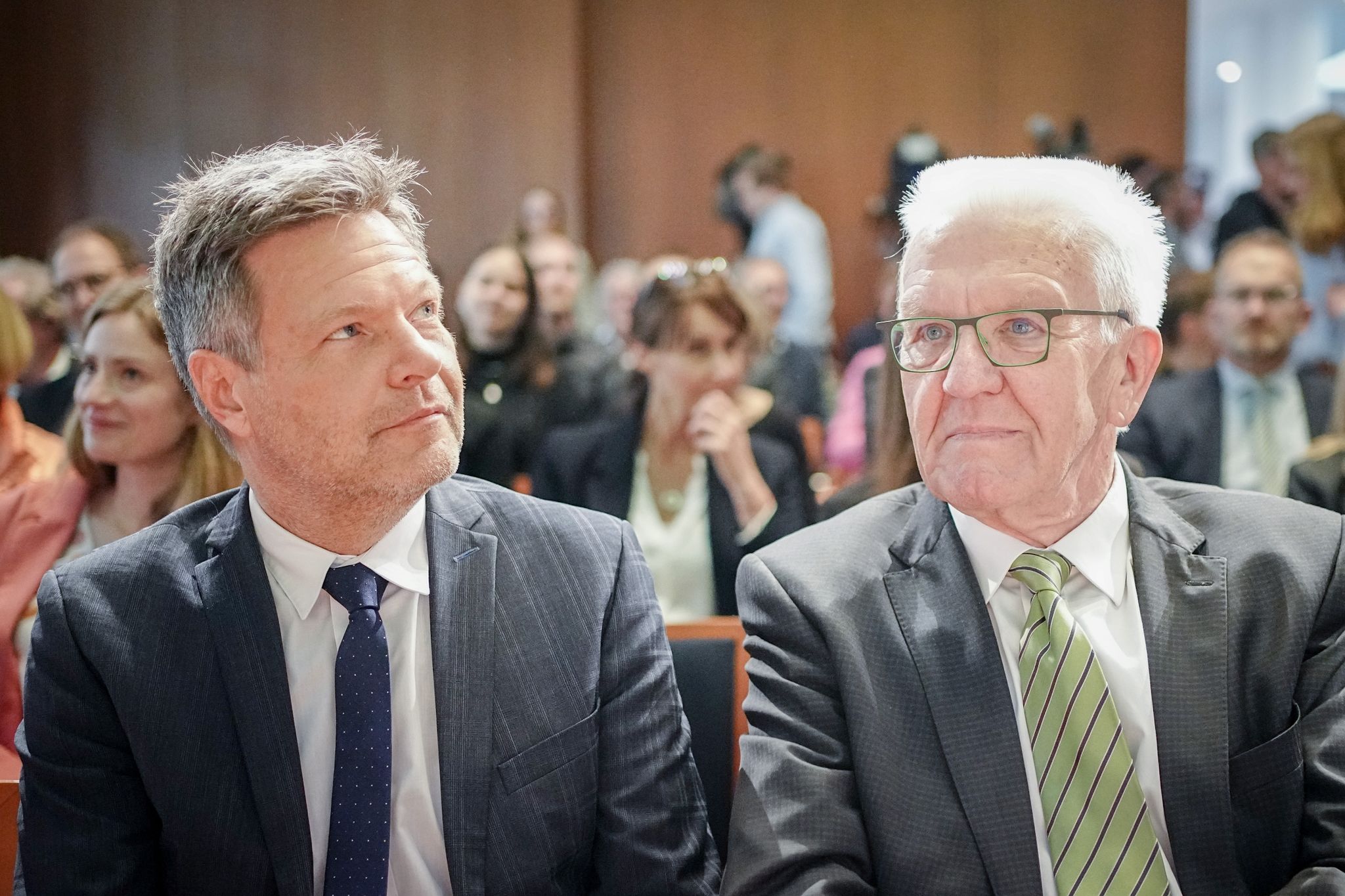 Baden-Württembergs Ministerpräsident Winfried Kretschmann (r) setzt für die Bundestagswahl auf Vize-Kanzler Robert Habeck als Spitzenkandidat (Archivbild).