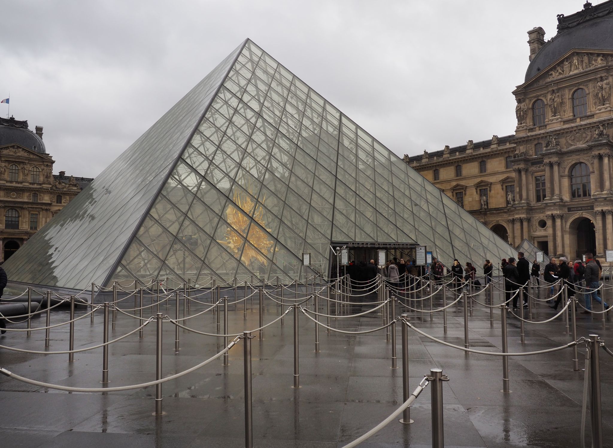 Die Mona Lisa ist im Louvre von Paris ausgestellt.