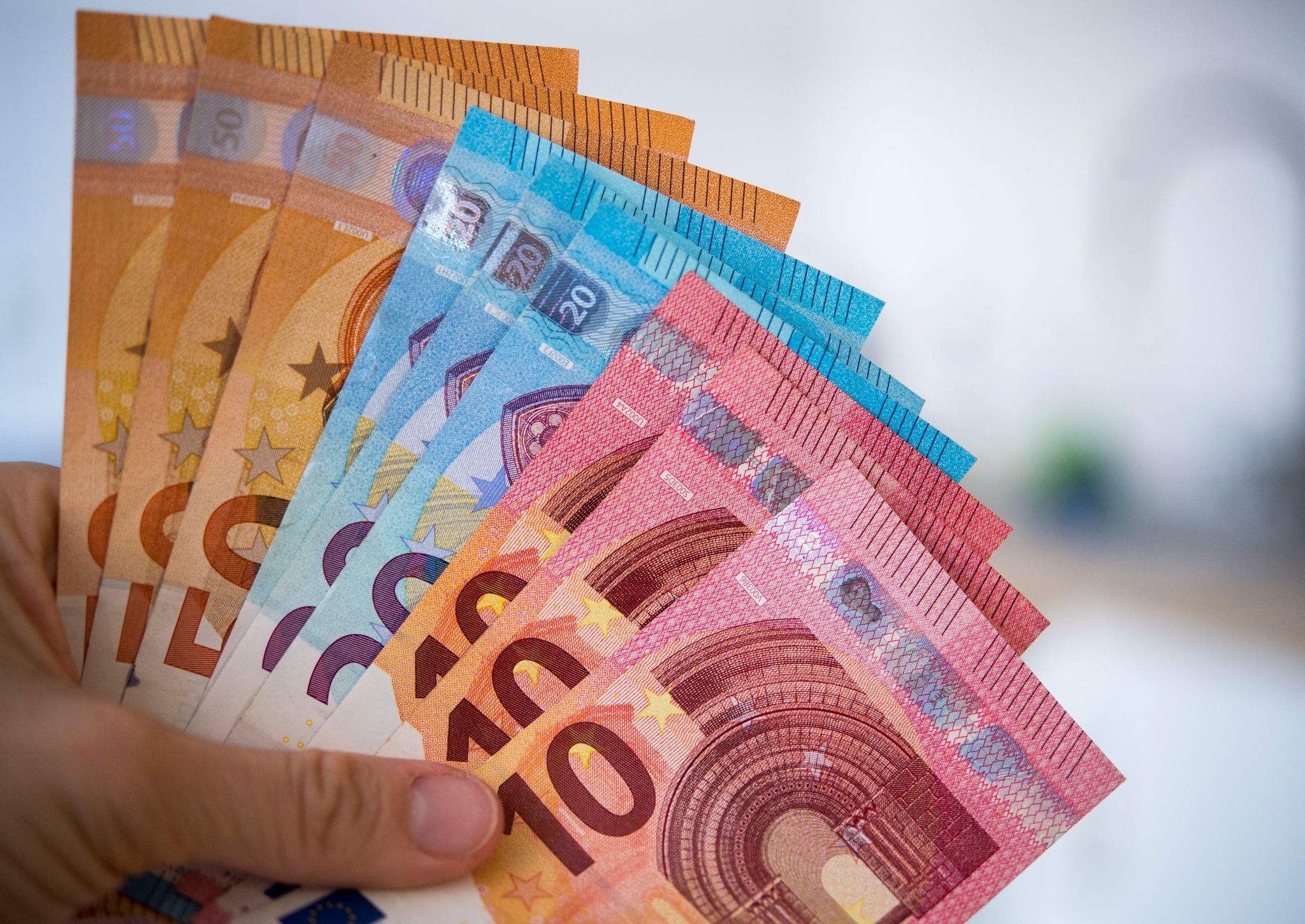 Laut Bundesbank erhöhte sich das Geldvermögen der privaten Haushalte auf rund 7393 Milliarden Euro.