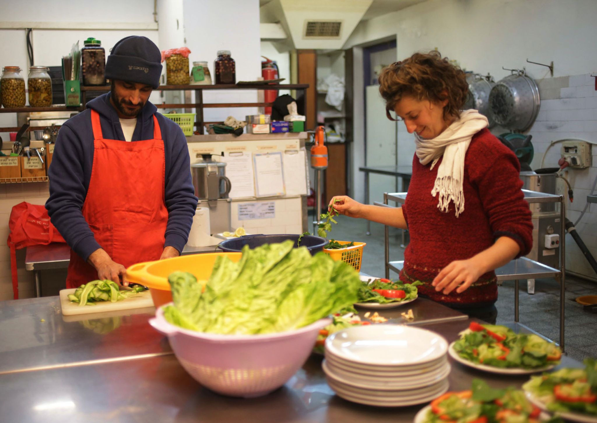 Kochen und Co.: Wer Freiwilligendienst in einem Kibbuz macht, packt hier an fünf Tagen in der Woche mit an.