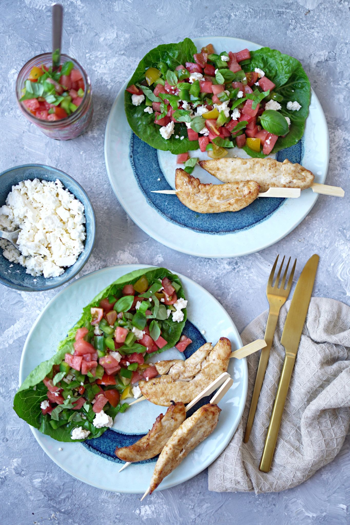 Die fruchtige Wassermelonensalsa mit Feta-Käse ist der perfekte Gegenspieler zum saftigen Hähnchenfilet.