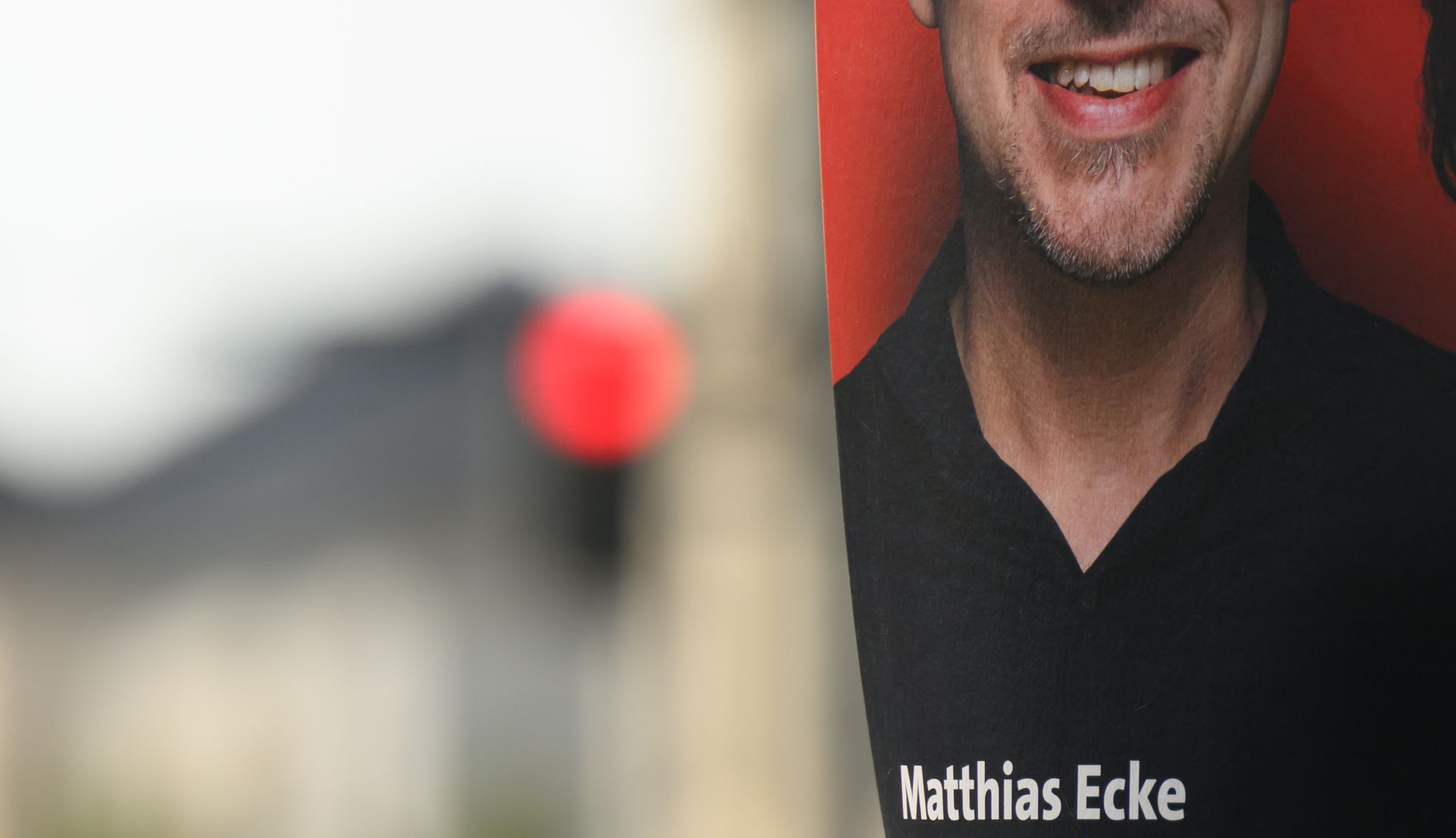 Ein Wahlplakat des sächsischen SPD-Spitzenkandidaten zur Europawahl, Matthias Ecke hängt an der Schandauer Straße im Stadtteil Striesen an einem Laternenmast.