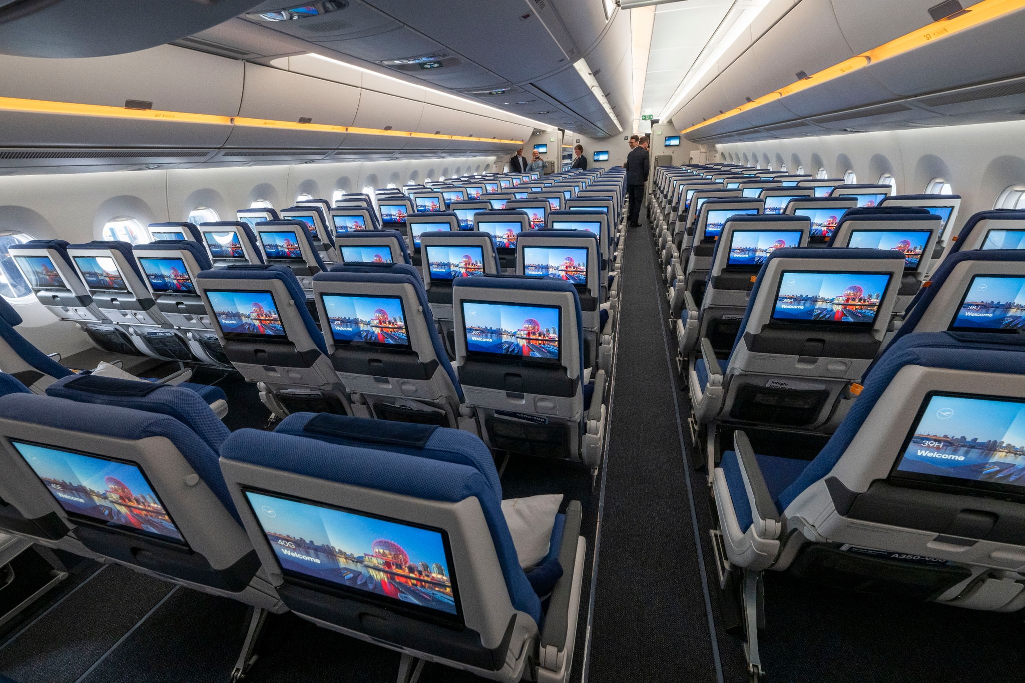 Sitze der Economy Class mit Bildschirmen während der Vorstellung von Lufthansa «Allegris» in einem Airbus A350-900. Mit dem Kunstbegriff «Allegris» ist ein neues Kabinenkonzept gemeint, das eine neue Bestuhlung für alle vier Reiseklassen der Langstreckenflugzeuge bedeutet soll.