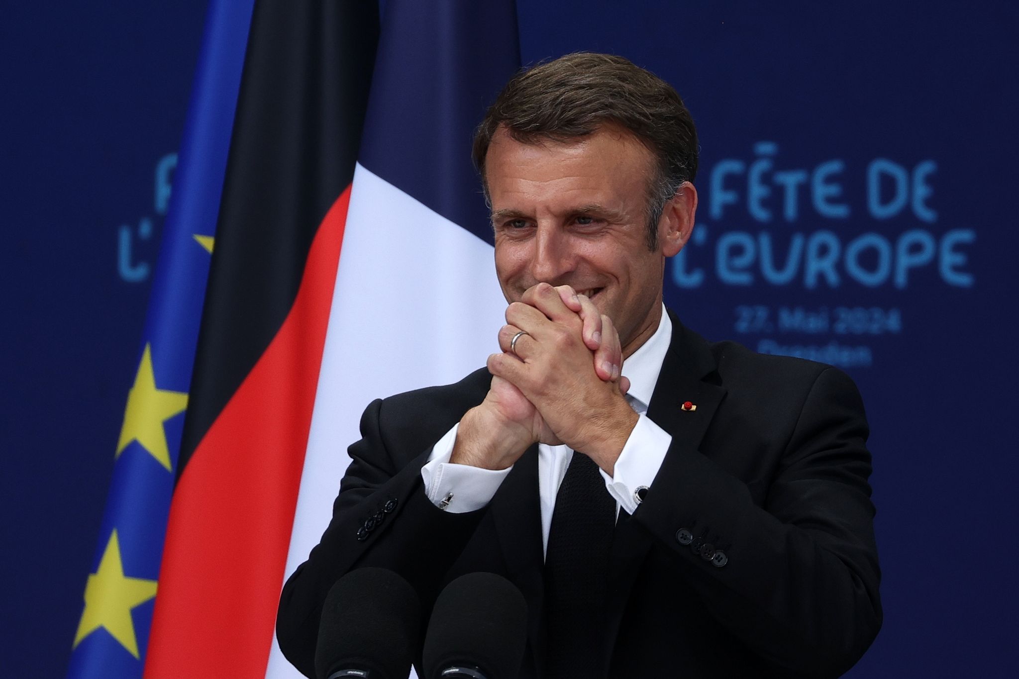 Emmanuel Macron nach seiner Rede auf dem Dresdener Neumarkt vor der Frauenkirche.